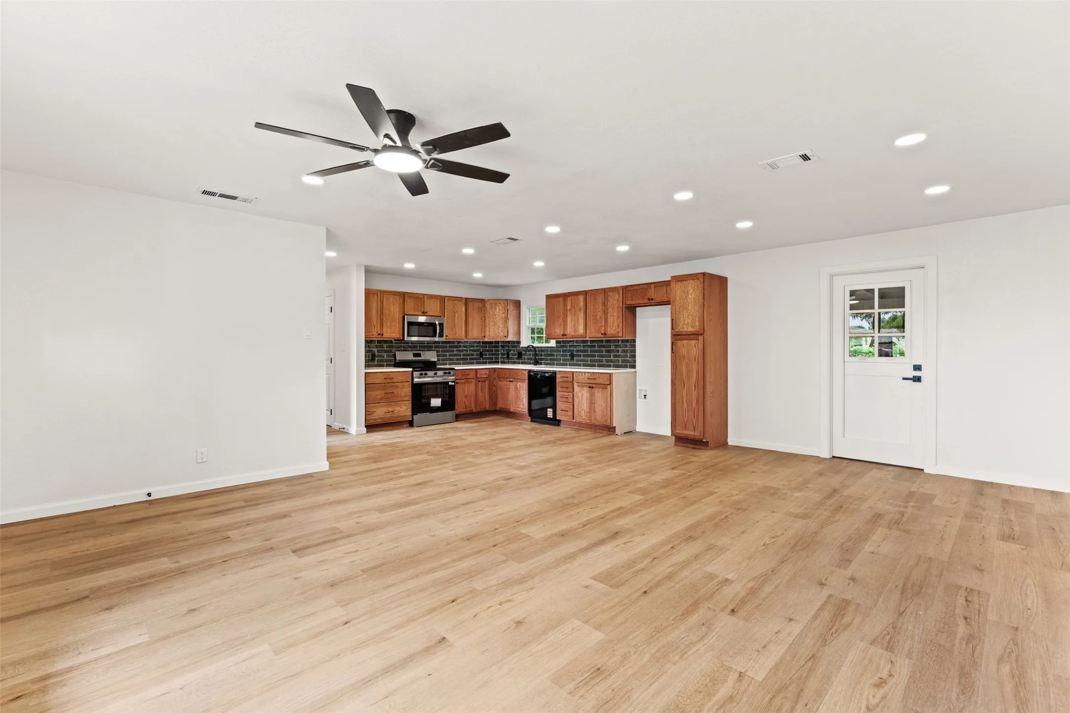 Single Family Residence For Sale in Mc Lennan County , 3220 N 31st Street, Waco, Texas 76708, 3 Bedroom, 2 Bathroom, 1 Garage spaces, 1,340 Sqft, built in 1951, mls#21335594, Real Estate Agent in Waco, Homes For Sale in Mc Lennan county, Homes For Sale in Waco, Realtor in Waco Texas, Real Estate Brokerage Independent Realty Texas, Luminita Cordes Realtor