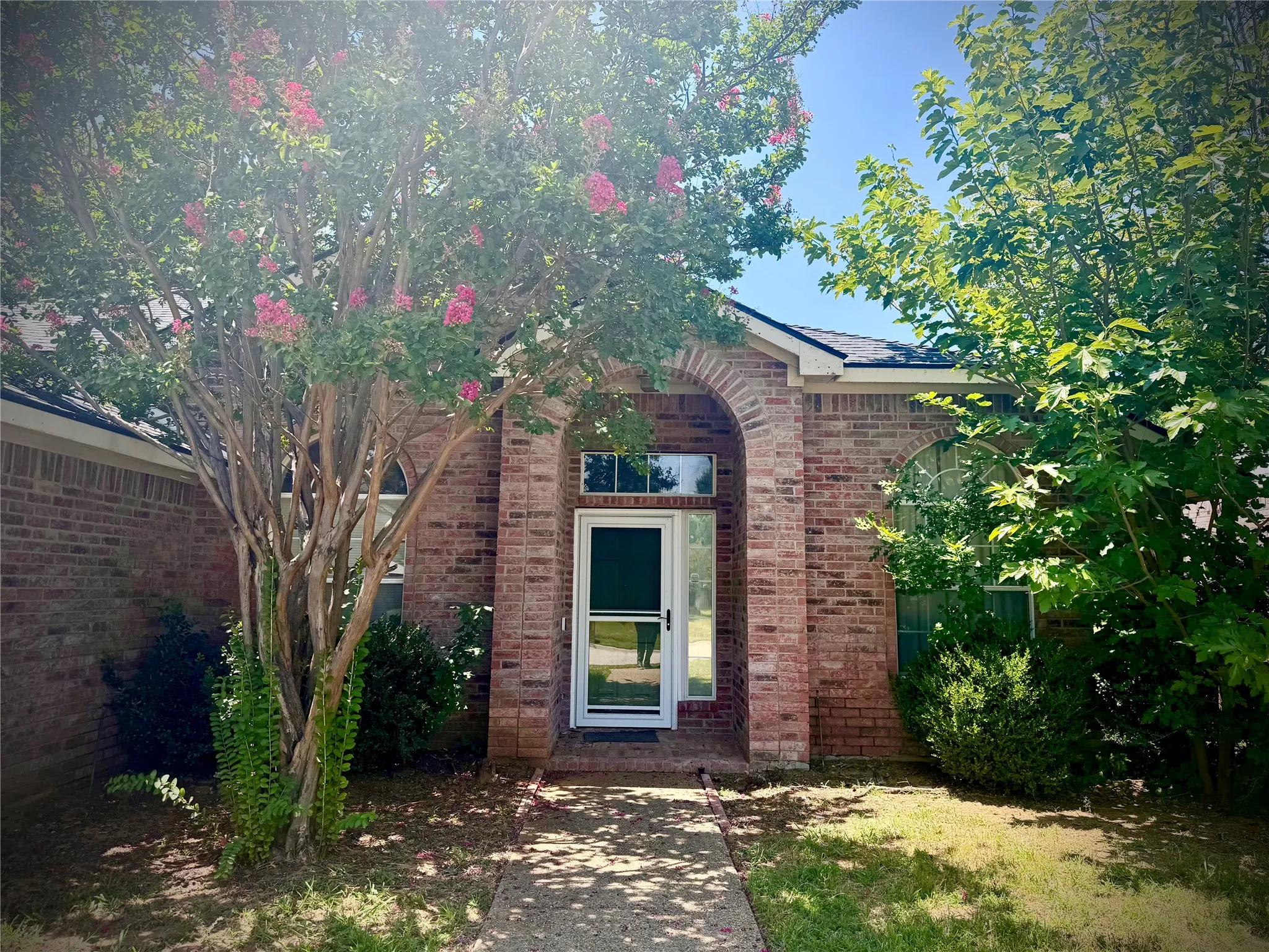 Single Family Residence For Sale in Denton County , 3203 Blue Jay Drive, Corinth, Texas 76210, 3 Bedroom, 2 Bathroom, 2 Garage spaces, 1,701 Sqft, built in 1998, mls#21340187, Real Estate Agent in Corinth, Homes For Sale in Denton county, Homes For Sale in Corinth, Realtor in Corinth Texas, Real Estate Brokerage Independent Realty Texas, Luminita Cordes Realtor