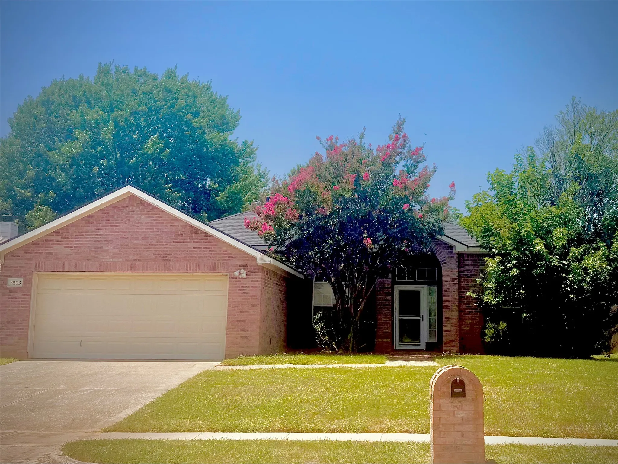Single Family Residence For Sale in Denton County , 3203 Blue Jay Drive, Corinth, Texas 76210, 3 Bedroom, 2 Bathroom, 2 Garage spaces, 1,701 Sqft, built in 1998, mls#21340187, Real Estate Agent in Corinth, Homes For Sale in Denton county, Homes For Sale in Corinth, Realtor in Corinth Texas, Real Estate Brokerage Independent Realty Texas, Luminita Cordes Realtor