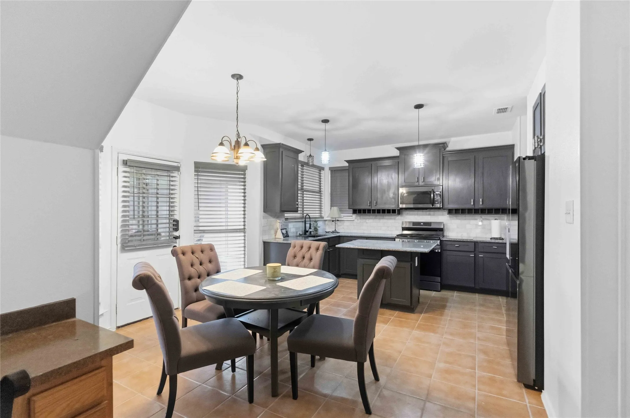 Single Family Residence For Sale in Dallas County , 908 Chauvin Drive, Cedar Hill, Texas 75104, 4 Bedroom, 3 Bathroom, 2 Garage spaces, 2,248 Sqft, built in 1993, mls#21338885, Real Estate Agent in Cedar Hill, Homes For Sale in Dallas county, Homes For Sale in Cedar Hill, Realtor in Cedar Hill Texas, Real Estate Brokerage Independent Realty Texas, Luminita Cordes Realtor