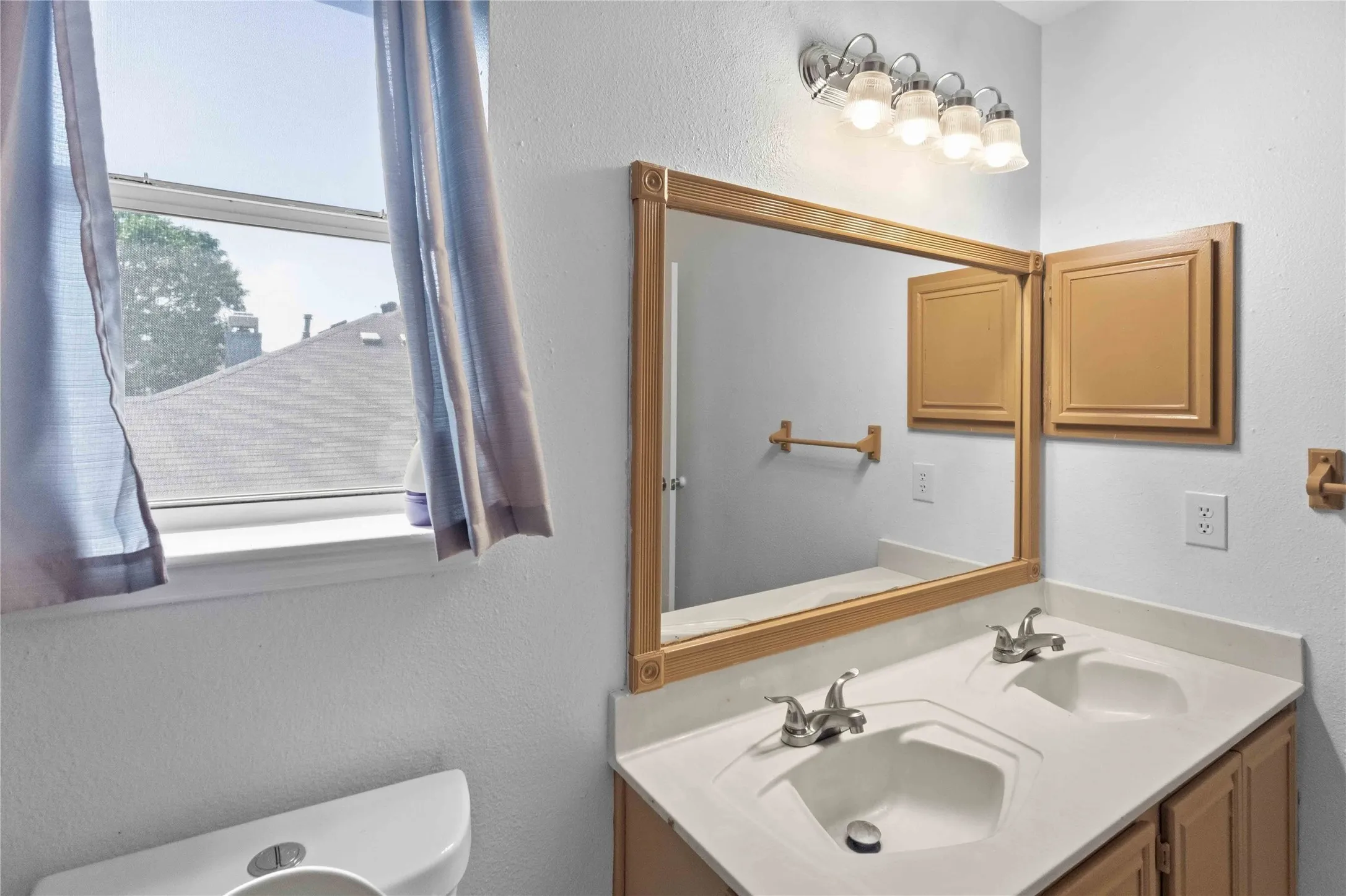 Single Family Residence For Sale in Dallas County , 908 Chauvin Drive, Cedar Hill, Texas 75104, 4 Bedroom, 3 Bathroom, 2 Garage spaces, 2,248 Sqft, built in 1993, mls#21338885, Real Estate Agent in Cedar Hill, Homes For Sale in Dallas county, Homes For Sale in Cedar Hill, Realtor in Cedar Hill Texas, Real Estate Brokerage Independent Realty Texas, Luminita Cordes Realtor