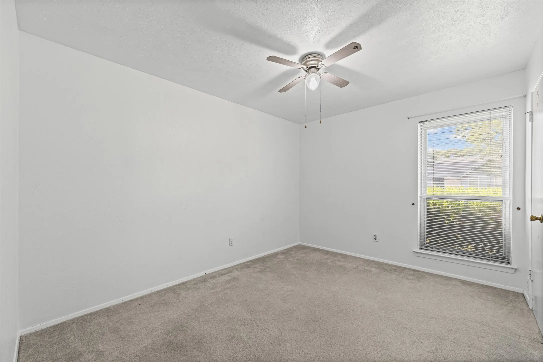 Single Family Residence For Sale in Dallas County , 525 Alva Drive, Grand Prairie, Texas 75052, 3 Bedroom, 2 Bathroom, 2 Garage spaces, 1,269 Sqft, built in 1979, mls#21337849, Real Estate Agent in Grand Prairie, Homes For Sale in Dallas county, Homes For Sale in Grand Prairie, Realtor in Grand Prairie Texas, Real Estate Brokerage Independent Realty Texas, Luminita Cordes Realtor