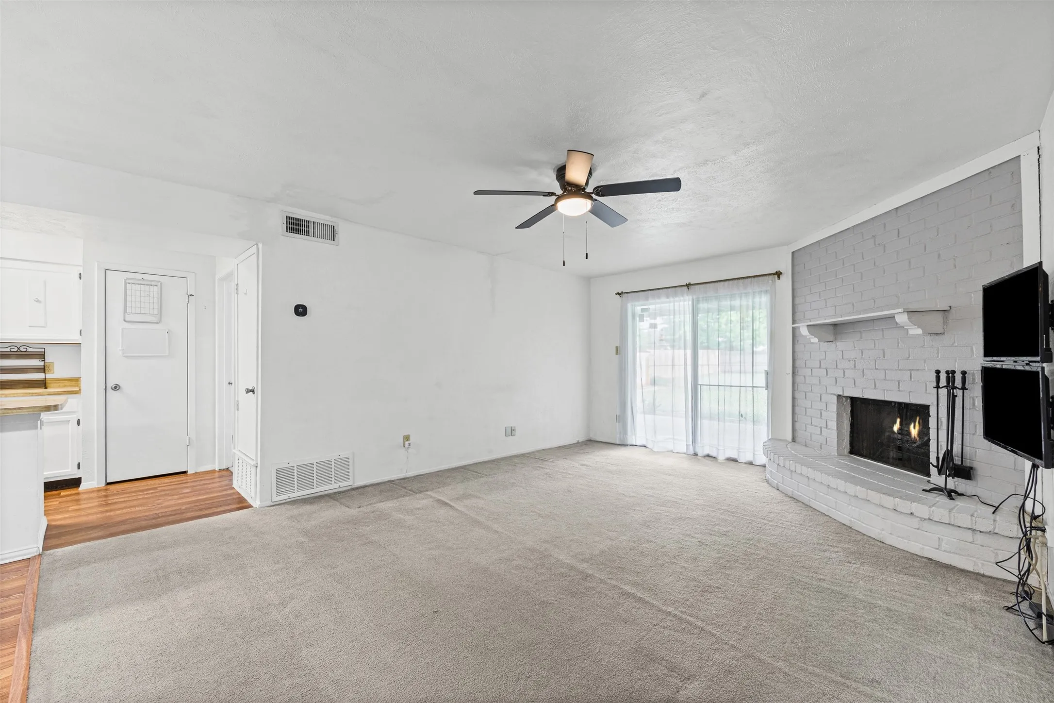 Single Family Residence For Sale in Dallas County , 525 Alva Drive, Grand Prairie, Texas 75052, 3 Bedroom, 2 Bathroom, 2 Garage spaces, 1,269 Sqft, built in 1979, mls#21337849, Real Estate Agent in Grand Prairie, Homes For Sale in Dallas county, Homes For Sale in Grand Prairie, Realtor in Grand Prairie Texas, Real Estate Brokerage Independent Realty Texas, Luminita Cordes Realtor
