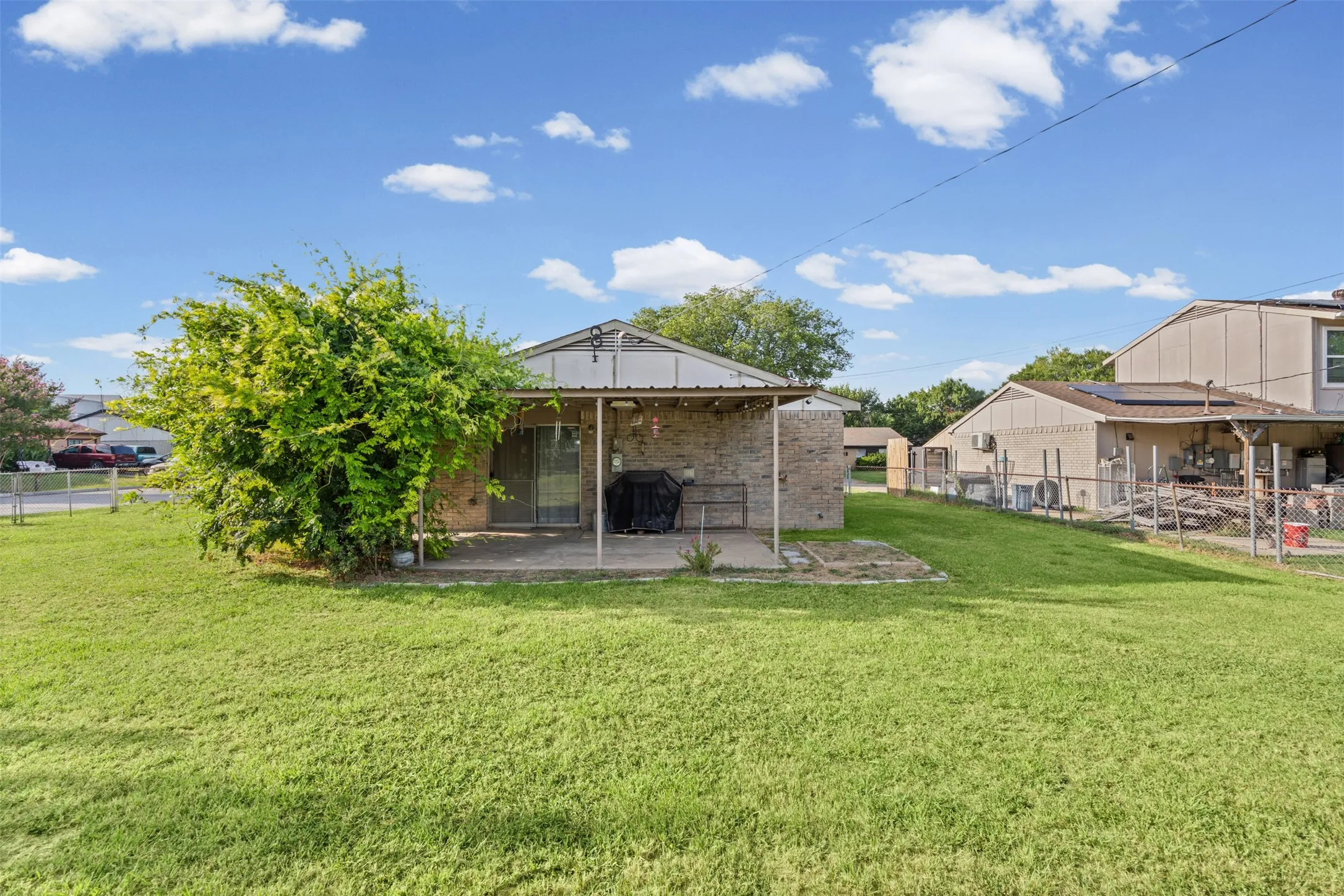 Single Family Residence For Sale in Dallas County , 525 Alva Drive, Grand Prairie, Texas 75052, 3 Bedroom, 2 Bathroom, 2 Garage spaces, 1,269 Sqft, built in 1979, mls#21337849, Real Estate Agent in Grand Prairie, Homes For Sale in Dallas county, Homes For Sale in Grand Prairie, Realtor in Grand Prairie Texas, Real Estate Brokerage Independent Realty Texas, Luminita Cordes Realtor