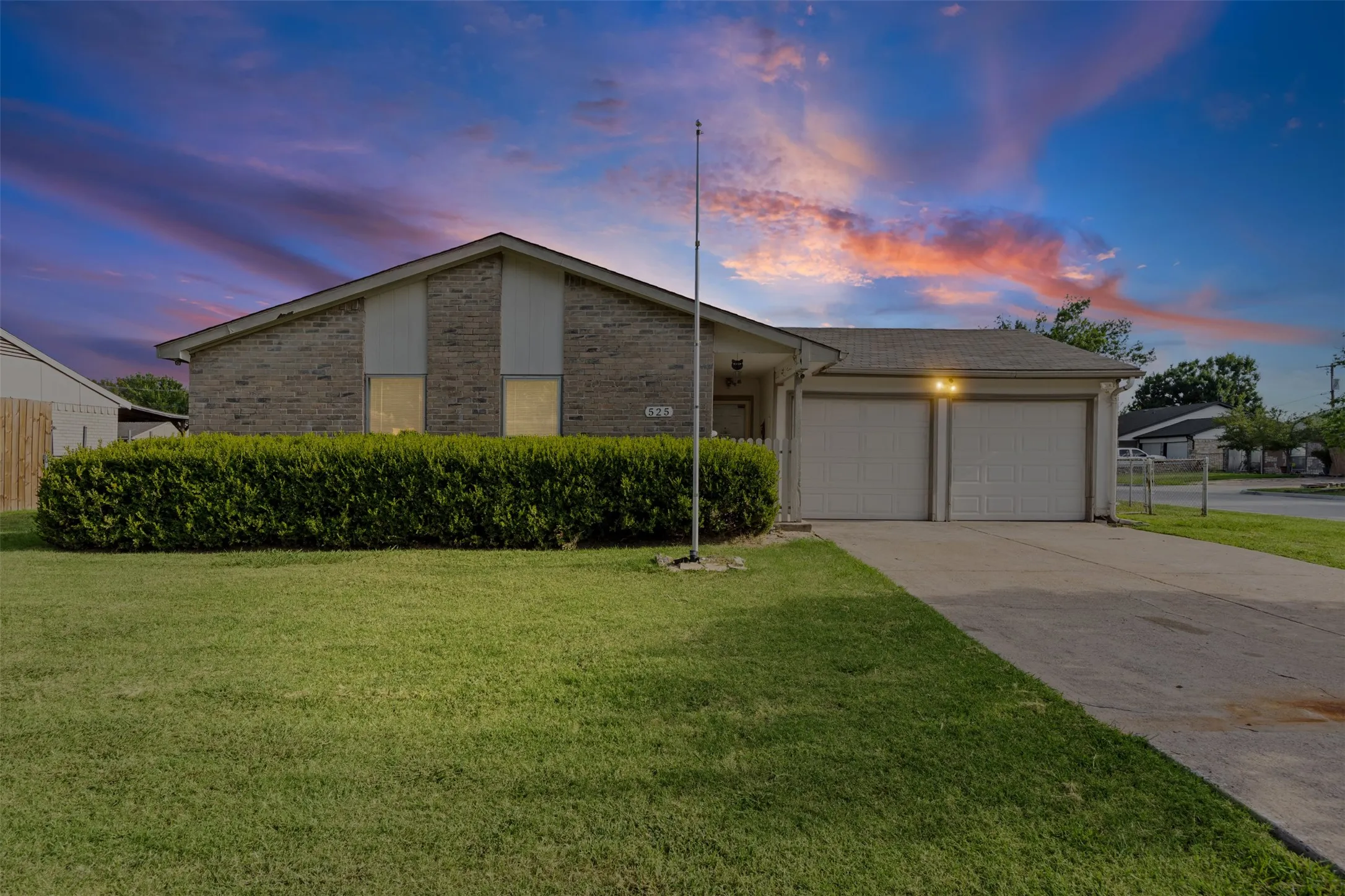 Single Family Residence For Sale in Dallas County , 525 Alva Drive, Grand Prairie, Texas 75052, 3 Bedroom, 2 Bathroom, 2 Garage spaces, 1,269 Sqft, built in 1979, mls#21337849, Real Estate Agent in Grand Prairie, Homes For Sale in Dallas county, Homes For Sale in Grand Prairie, Realtor in Grand Prairie Texas, Real Estate Brokerage Independent Realty Texas, Luminita Cordes Realtor
