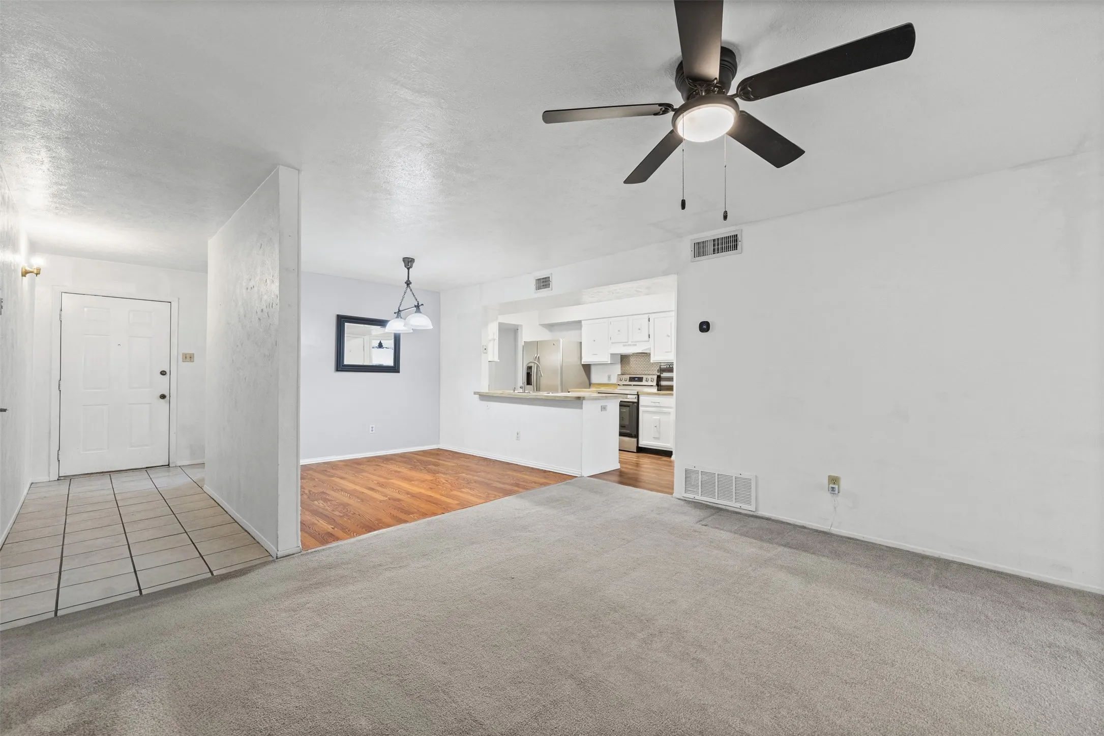 Single Family Residence For Sale in Dallas County , 525 Alva Drive, Grand Prairie, Texas 75052, 3 Bedroom, 2 Bathroom, 2 Garage spaces, 1,269 Sqft, built in 1979, mls#21337849, Real Estate Agent in Grand Prairie, Homes For Sale in Dallas county, Homes For Sale in Grand Prairie, Realtor in Grand Prairie Texas, Real Estate Brokerage Independent Realty Texas, Luminita Cordes Realtor