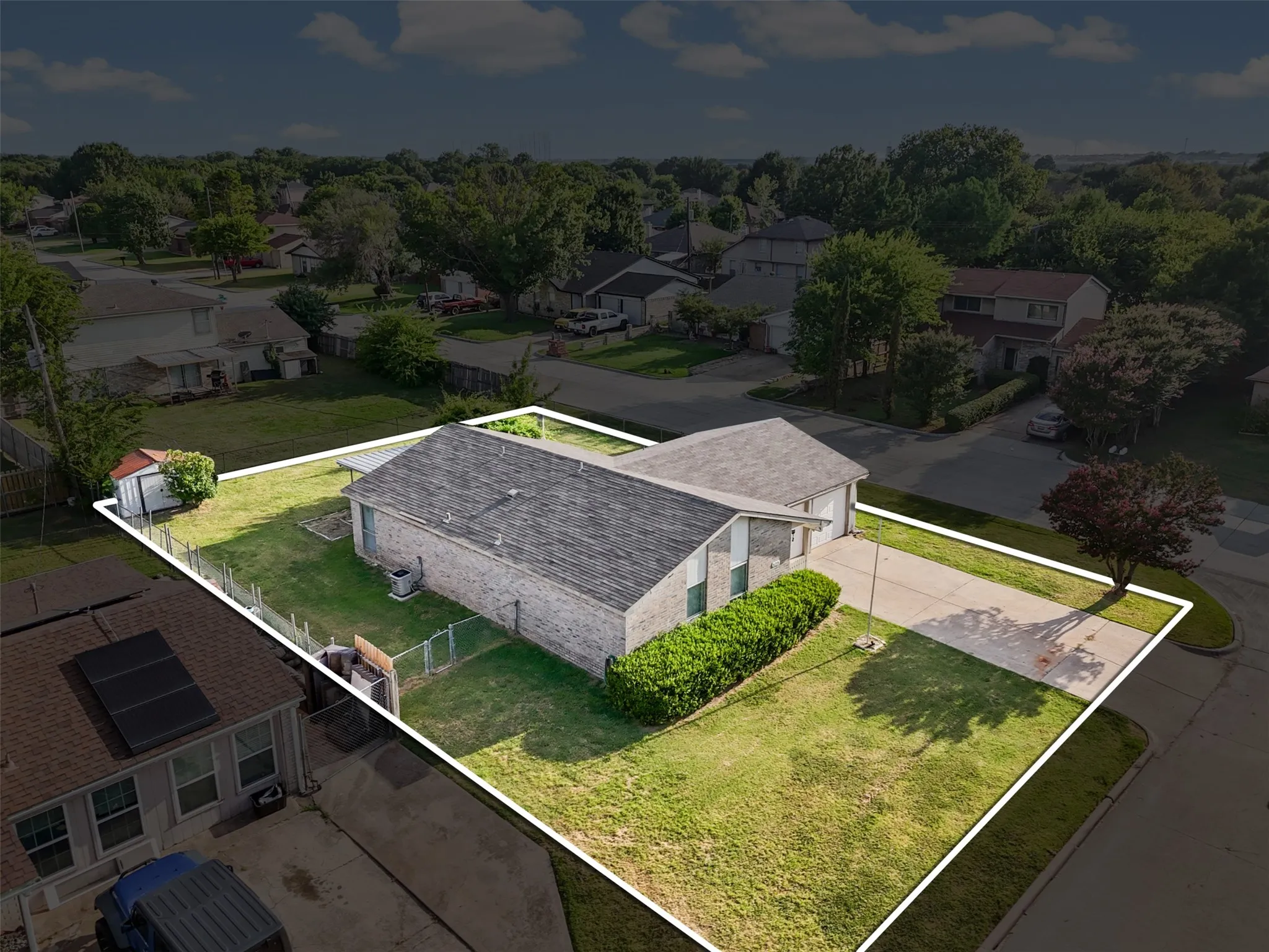 Single Family Residence For Sale in Dallas County , 525 Alva Drive, Grand Prairie, Texas 75052, 3 Bedroom, 2 Bathroom, 2 Garage spaces, 1,269 Sqft, built in 1979, mls#21337849, Real Estate Agent in Grand Prairie, Homes For Sale in Dallas county, Homes For Sale in Grand Prairie, Realtor in Grand Prairie Texas, Real Estate Brokerage Independent Realty Texas, Luminita Cordes Realtor