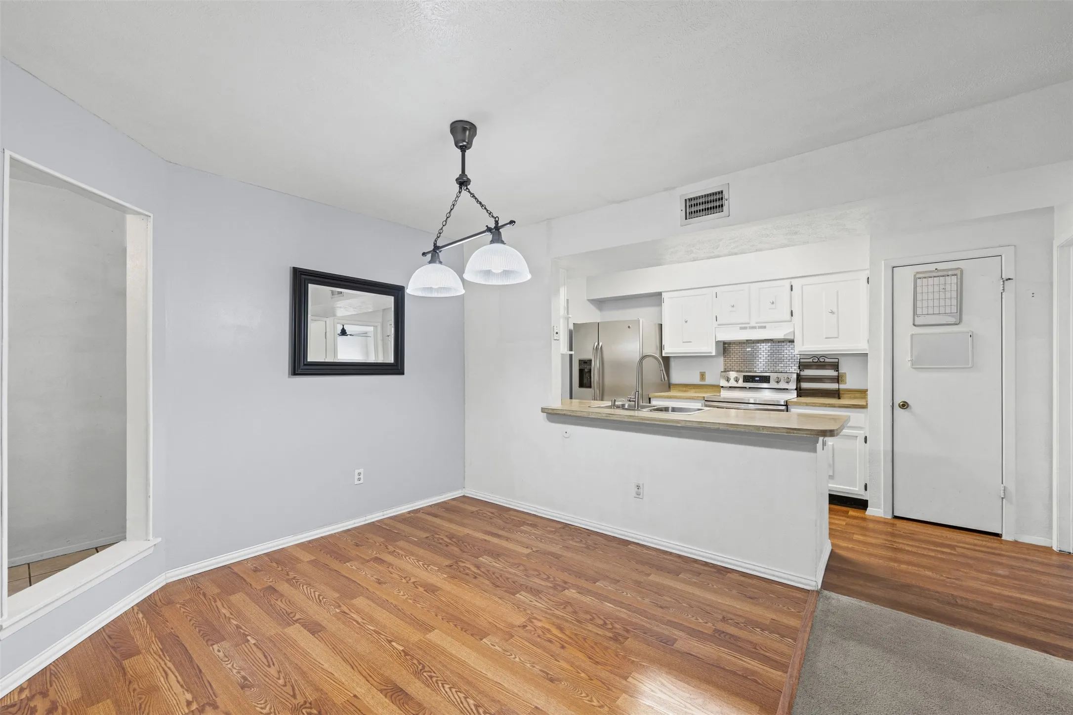 Single Family Residence For Sale in Dallas County , 525 Alva Drive, Grand Prairie, Texas 75052, 3 Bedroom, 2 Bathroom, 2 Garage spaces, 1,269 Sqft, built in 1979, mls#21337849, Real Estate Agent in Grand Prairie, Homes For Sale in Dallas county, Homes For Sale in Grand Prairie, Realtor in Grand Prairie Texas, Real Estate Brokerage Independent Realty Texas, Luminita Cordes Realtor