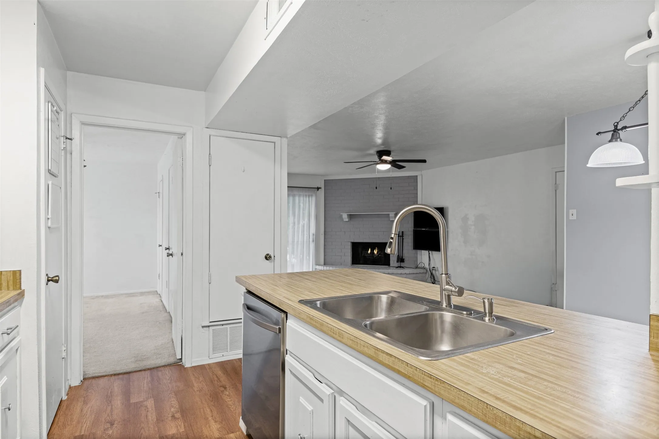 Single Family Residence For Sale in Dallas County , 525 Alva Drive, Grand Prairie, Texas 75052, 3 Bedroom, 2 Bathroom, 2 Garage spaces, 1,269 Sqft, built in 1979, mls#21337849, Real Estate Agent in Grand Prairie, Homes For Sale in Dallas county, Homes For Sale in Grand Prairie, Realtor in Grand Prairie Texas, Real Estate Brokerage Independent Realty Texas, Luminita Cordes Realtor