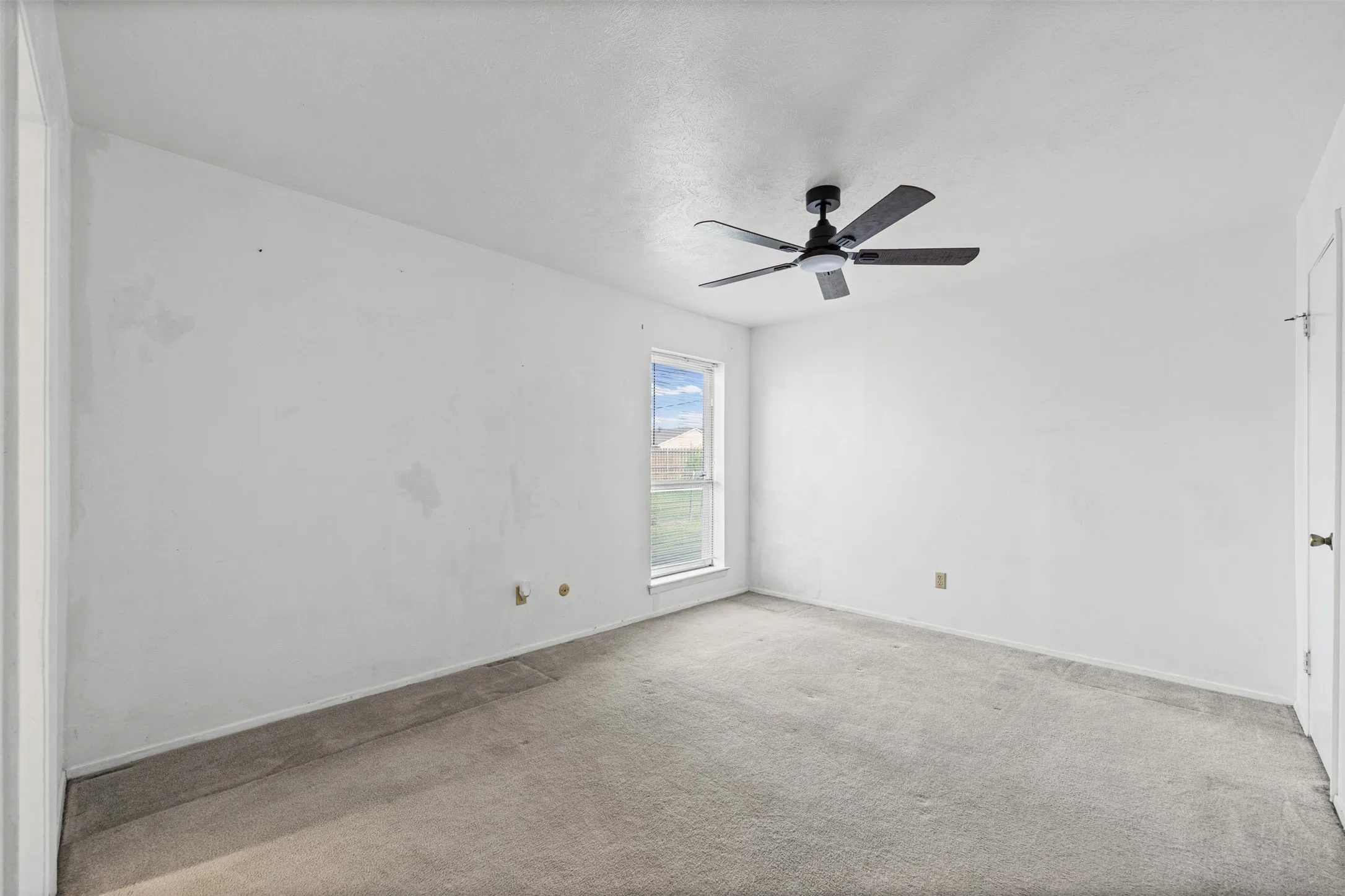 Single Family Residence For Sale in Dallas County , 525 Alva Drive, Grand Prairie, Texas 75052, 3 Bedroom, 2 Bathroom, 2 Garage spaces, 1,269 Sqft, built in 1979, mls#21337849, Real Estate Agent in Grand Prairie, Homes For Sale in Dallas county, Homes For Sale in Grand Prairie, Realtor in Grand Prairie Texas, Real Estate Brokerage Independent Realty Texas, Luminita Cordes Realtor