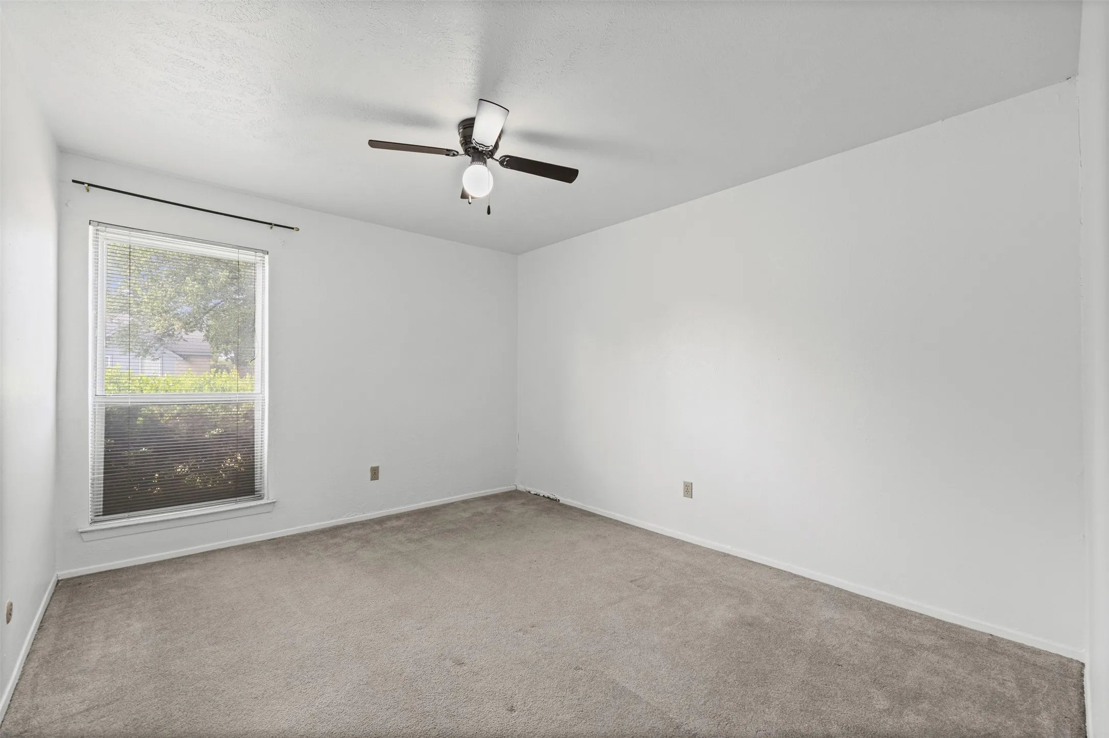 Single Family Residence For Sale in Dallas County , 525 Alva Drive, Grand Prairie, Texas 75052, 3 Bedroom, 2 Bathroom, 2 Garage spaces, 1,269 Sqft, built in 1979, mls#21337849, Real Estate Agent in Grand Prairie, Homes For Sale in Dallas county, Homes For Sale in Grand Prairie, Realtor in Grand Prairie Texas, Real Estate Brokerage Independent Realty Texas, Luminita Cordes Realtor