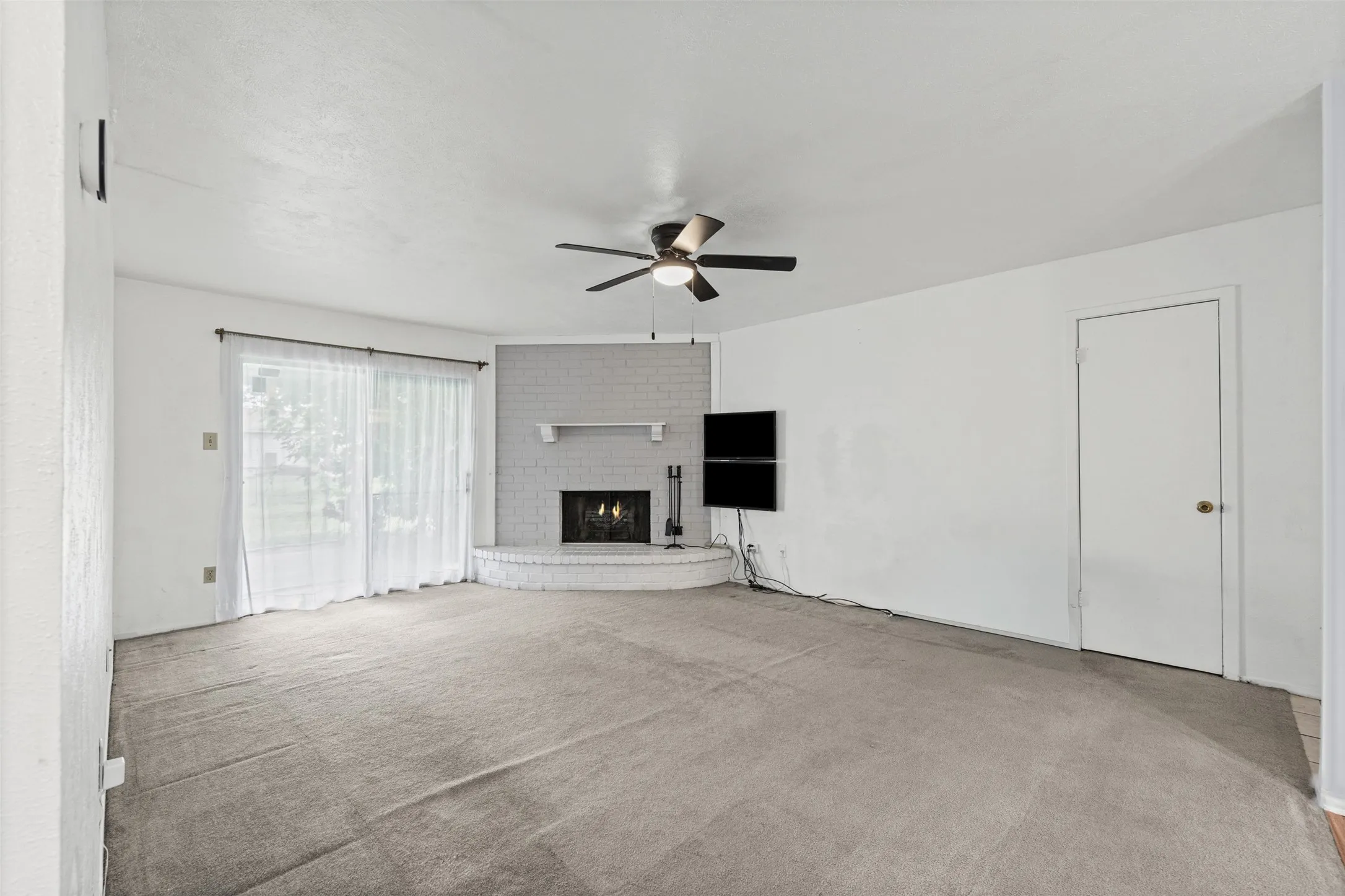 Single Family Residence For Sale in Dallas County , 525 Alva Drive, Grand Prairie, Texas 75052, 3 Bedroom, 2 Bathroom, 2 Garage spaces, 1,269 Sqft, built in 1979, mls#21337849, Real Estate Agent in Grand Prairie, Homes For Sale in Dallas county, Homes For Sale in Grand Prairie, Realtor in Grand Prairie Texas, Real Estate Brokerage Independent Realty Texas, Luminita Cordes Realtor