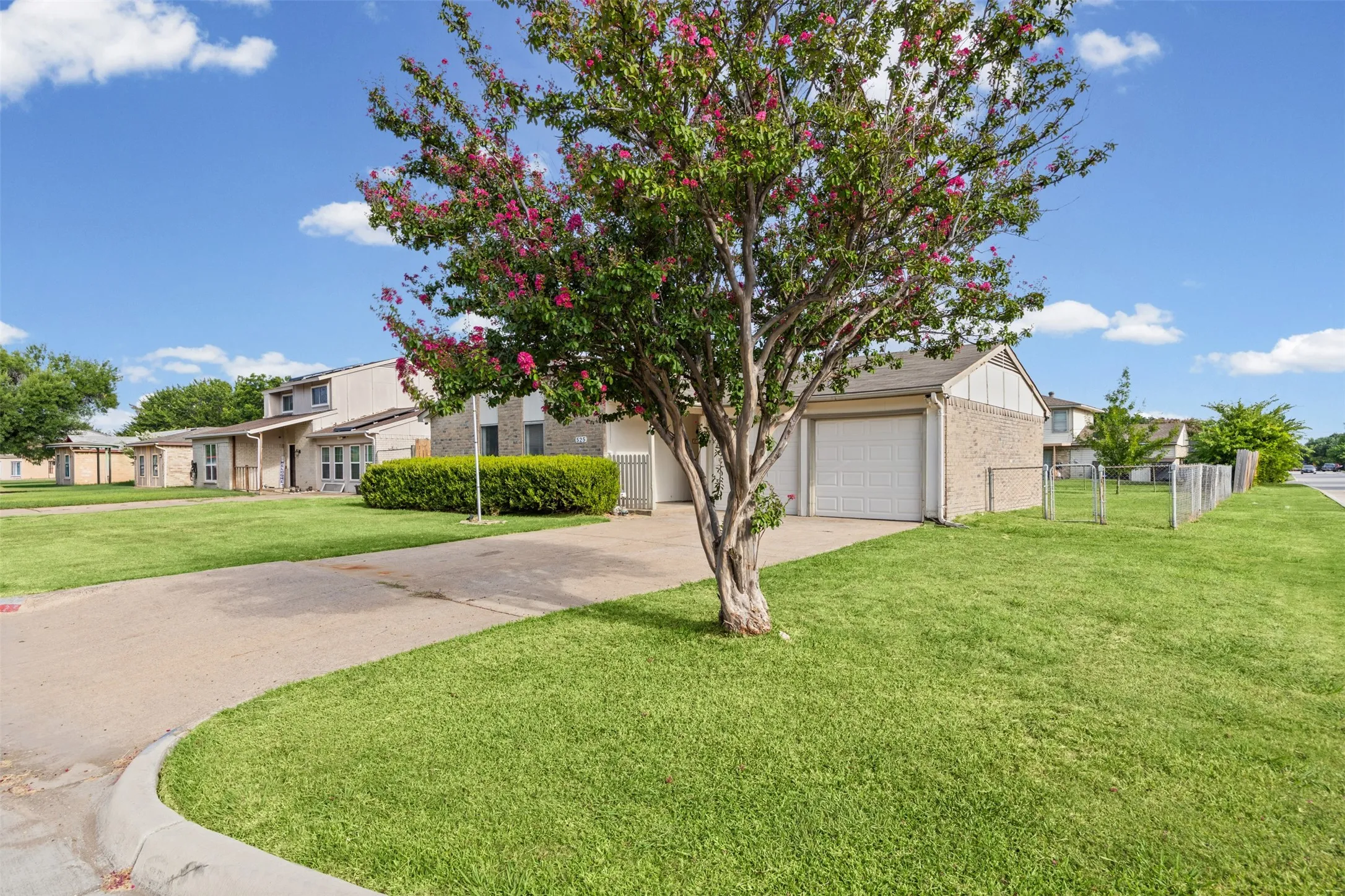 Single Family Residence For Sale in Dallas County , 525 Alva Drive, Grand Prairie, Texas 75052, 3 Bedroom, 2 Bathroom, 2 Garage spaces, 1,269 Sqft, built in 1979, mls#21337849, Real Estate Agent in Grand Prairie, Homes For Sale in Dallas county, Homes For Sale in Grand Prairie, Realtor in Grand Prairie Texas, Real Estate Brokerage Independent Realty Texas, Luminita Cordes Realtor
