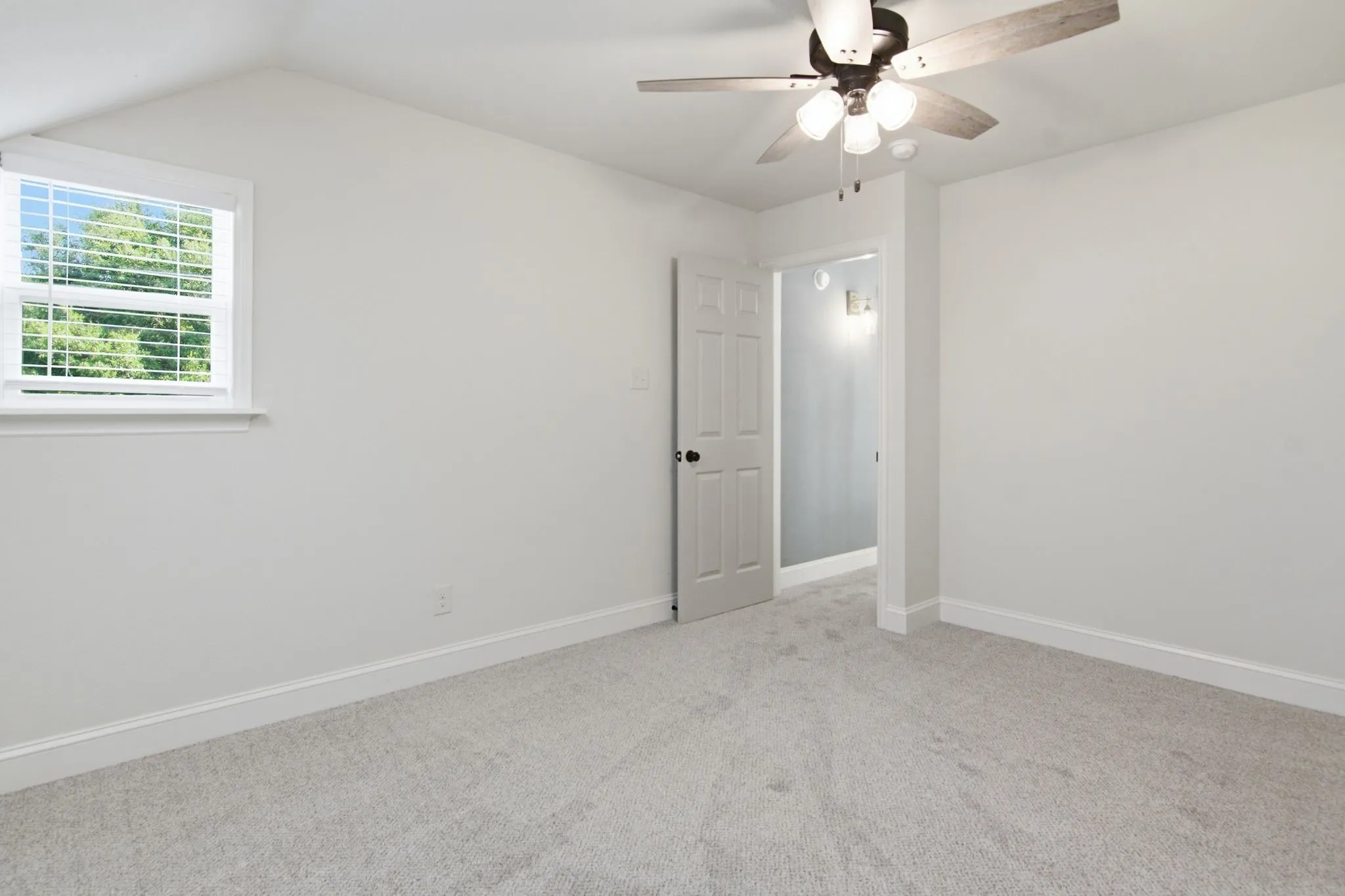 Single Family Residence For Sale in Tarrant County , 2929 Everest Drive, Bedford, Texas 76021, 3 Bedroom, 2 Bathroom, 2 Garage spaces, 1,678 Sqft, built in 1995, mls#21322331, Real Estate Agent in Bedford, Homes For Sale in Tarrant county, Homes For Sale in Bedford, Realtor in Bedford Texas, Real Estate Brokerage Independent Realty Texas, Luminita Cordes Realtor