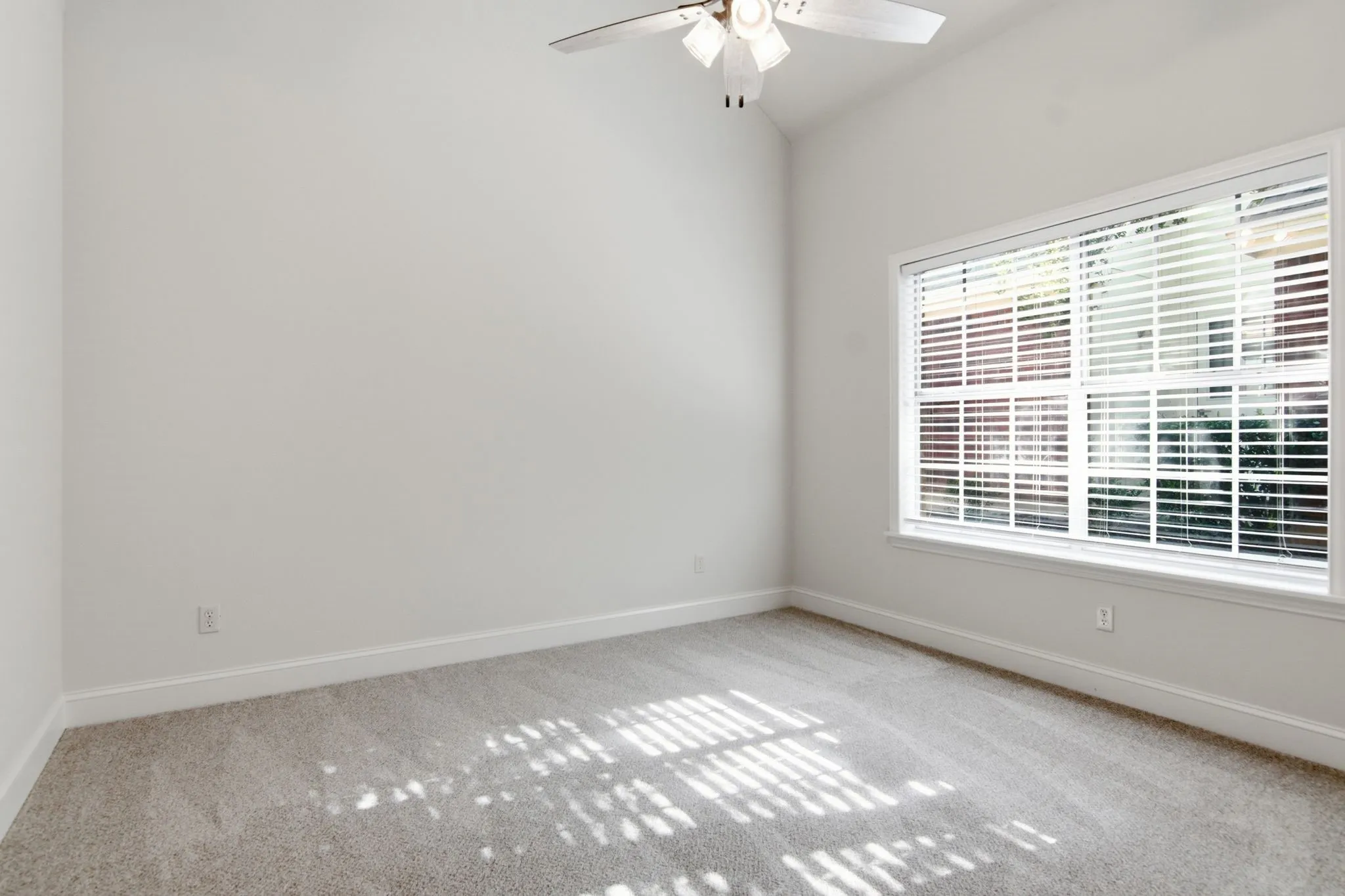 Single Family Residence For Sale in Tarrant County , 2929 Everest Drive, Bedford, Texas 76021, 3 Bedroom, 2 Bathroom, 2 Garage spaces, 1,678 Sqft, built in 1995, mls#21322331, Real Estate Agent in Bedford, Homes For Sale in Tarrant county, Homes For Sale in Bedford, Realtor in Bedford Texas, Real Estate Brokerage Independent Realty Texas, Luminita Cordes Realtor