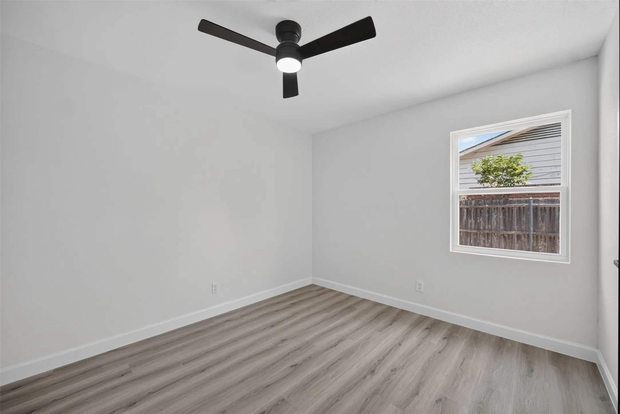 Single Family Residence For Sale in Dallas County , 505 Pleasant Valley Road, Garland, Texas 75040, 3 Bedroom, 3 Bathroom, 2 Garage spaces, 1,315 Sqft, built in 1960, mls#21339503, Real Estate Agent in Garland, Homes For Sale in Dallas county, Homes For Sale in Garland, Realtor in Garland Texas, Real Estate Brokerage Independent Realty Texas, Luminita Cordes Realtor