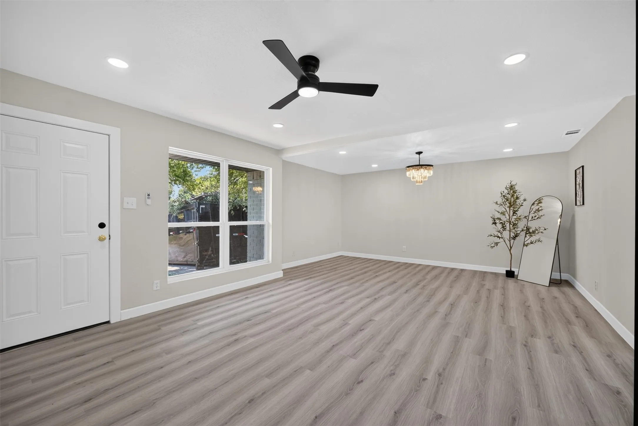 Single Family Residence For Sale in Dallas County , 505 Pleasant Valley Road, Garland, Texas 75040, 3 Bedroom, 3 Bathroom, 2 Garage spaces, 1,315 Sqft, built in 1960, mls#21339503, Real Estate Agent in Garland, Homes For Sale in Dallas county, Homes For Sale in Garland, Realtor in Garland Texas, Real Estate Brokerage Independent Realty Texas, Luminita Cordes Realtor