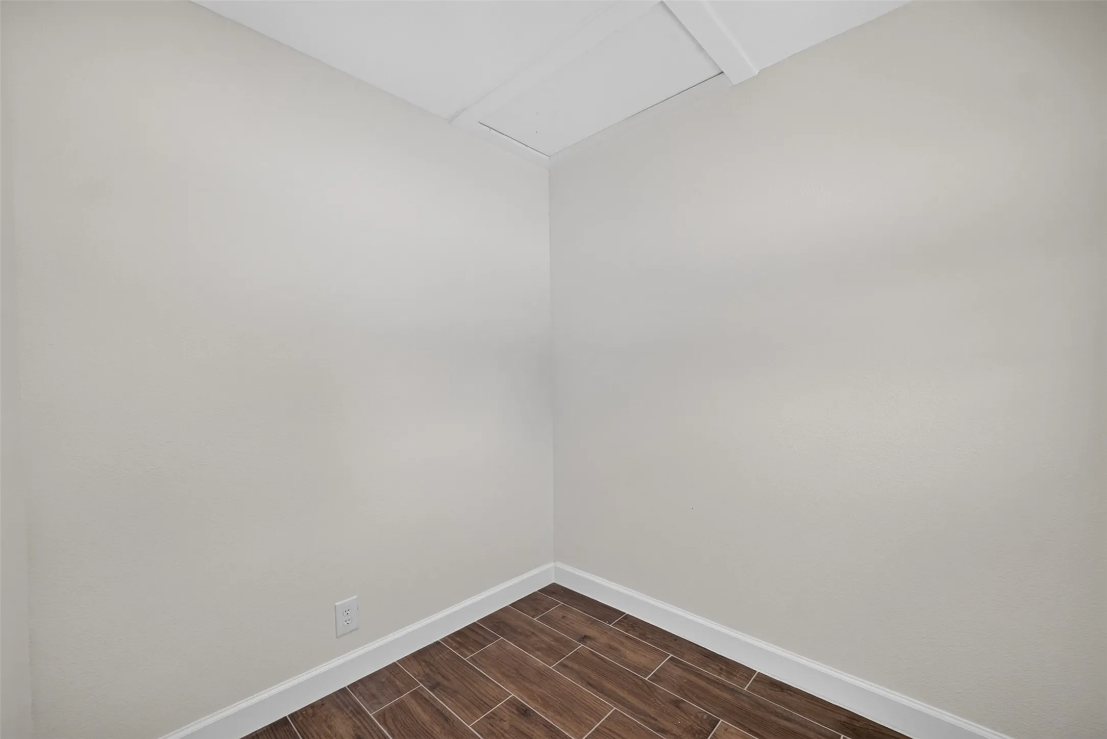 Single Family Residence For Sale in Dallas County , 505 Pleasant Valley Road, Garland, Texas 75040, 3 Bedroom, 3 Bathroom, 2 Garage spaces, 1,315 Sqft, built in 1960, mls#21339503, Real Estate Agent in Garland, Homes For Sale in Dallas county, Homes For Sale in Garland, Realtor in Garland Texas, Real Estate Brokerage Independent Realty Texas, Luminita Cordes Realtor