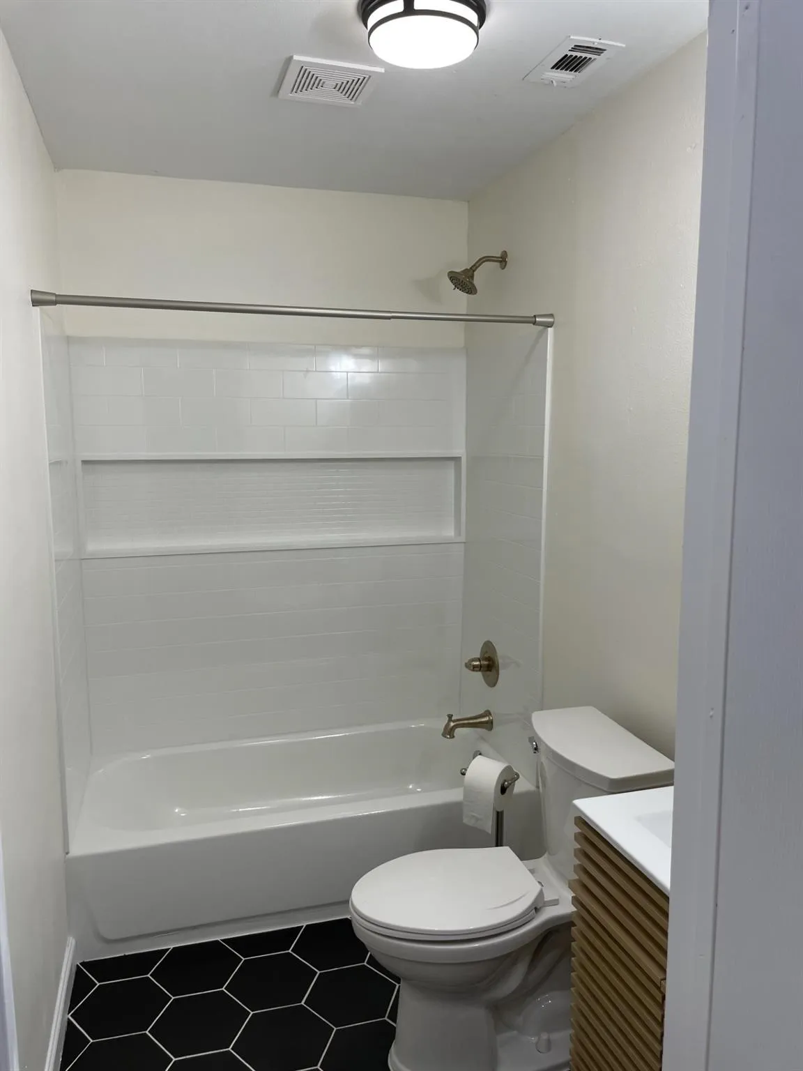 Single Family Residence For Rent in Grayson County , 513 W Florence Street, Denison, Texas 75020, 2 Bedroom, 1 Bathroom, Garage spaces, 800 Sqft, built in 1945, mls#21340261, Real Estate Agent in Denison, Homes For Rent in Grayson county, Homes For Rent in Denison, Realtor in Denison Texas, Real Estate Brokerage Independent Realty Texas, Luminita Cordes Realtor