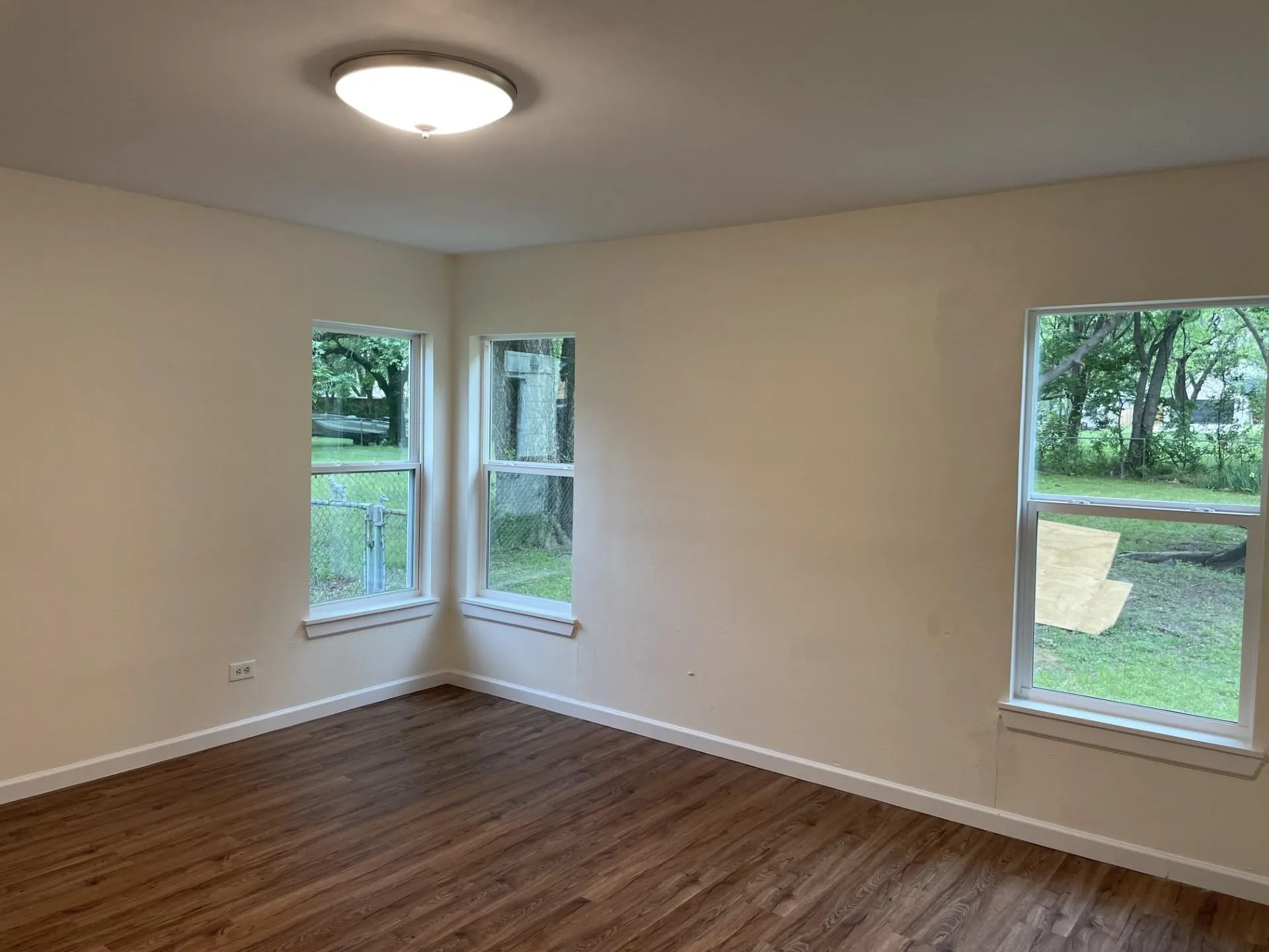Single Family Residence For Rent in Grayson County , 513 W Florence Street, Denison, Texas 75020, 2 Bedroom, 1 Bathroom, Garage spaces, 800 Sqft, built in 1945, mls#21340261, Real Estate Agent in Denison, Homes For Rent in Grayson county, Homes For Rent in Denison, Realtor in Denison Texas, Real Estate Brokerage Independent Realty Texas, Luminita Cordes Realtor