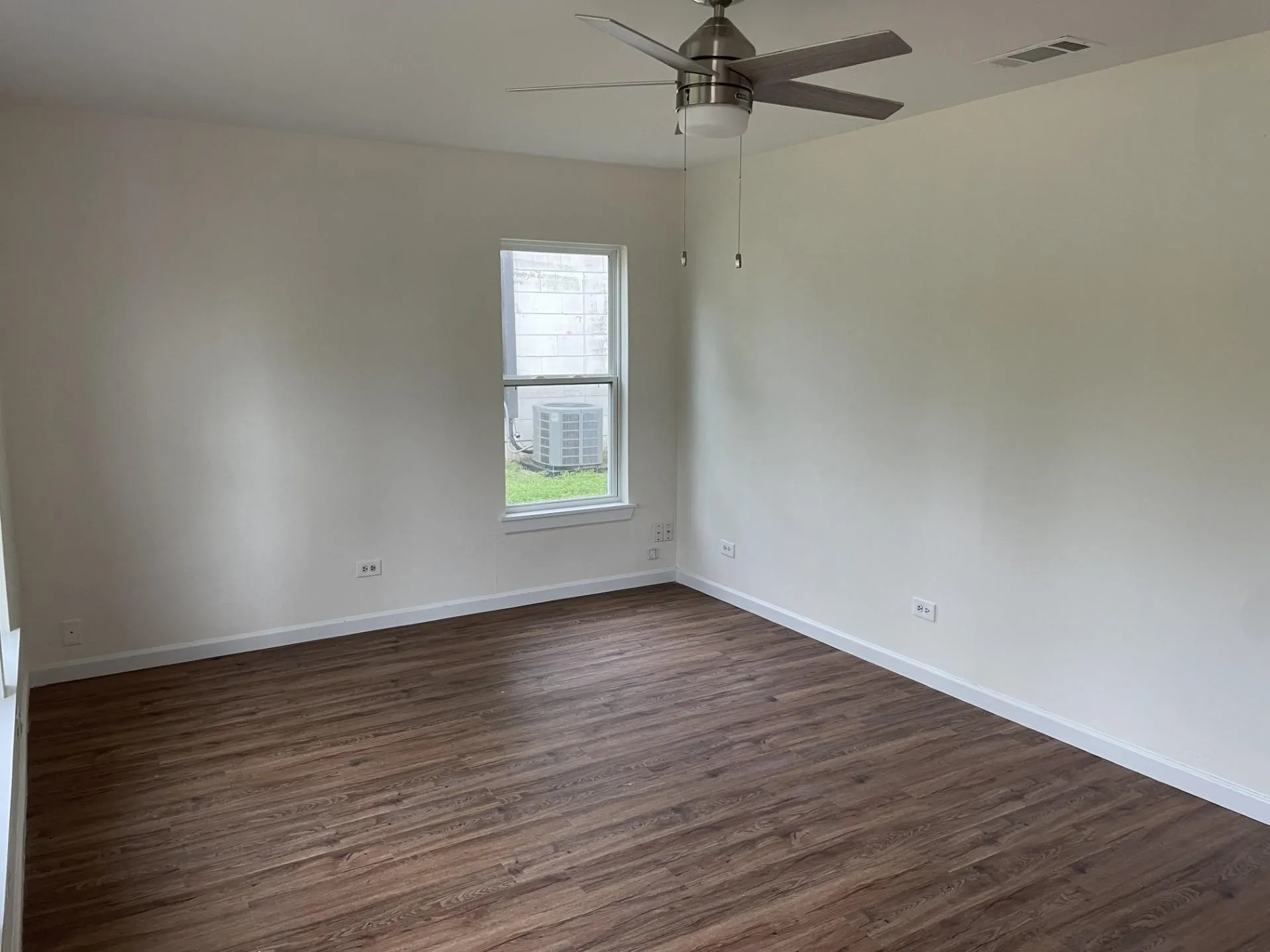 Single Family Residence For Rent in Grayson County , 513 W Florence Street, Denison, Texas 75020, 2 Bedroom, 1 Bathroom, Garage spaces, 800 Sqft, built in 1945, mls#21340261, Real Estate Agent in Denison, Homes For Rent in Grayson county, Homes For Rent in Denison, Realtor in Denison Texas, Real Estate Brokerage Independent Realty Texas, Luminita Cordes Realtor