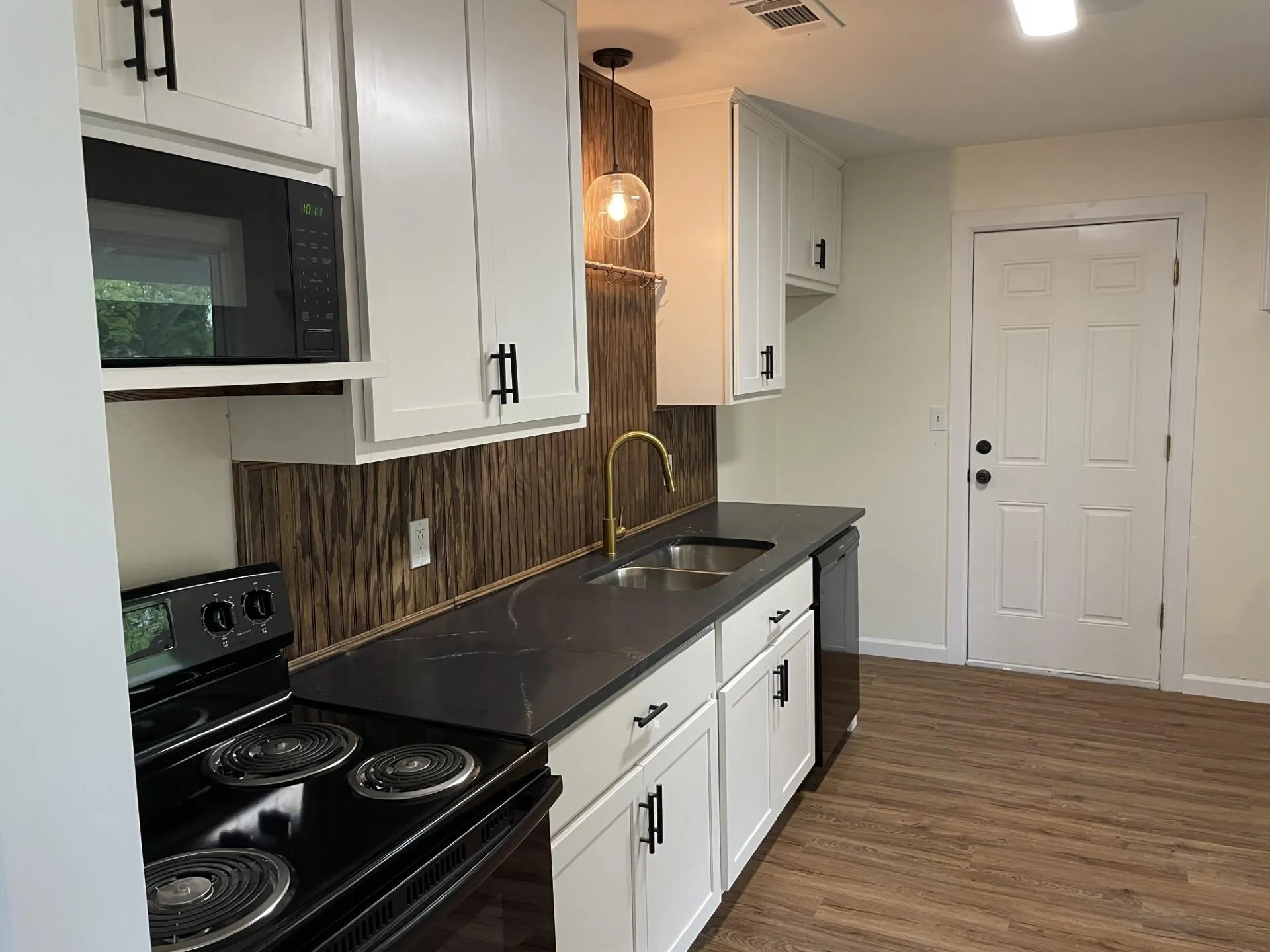 Single Family Residence For Rent in Grayson County , 513 W Florence Street, Denison, Texas 75020, 2 Bedroom, 1 Bathroom, Garage spaces, 800 Sqft, built in 1945, mls#21340261, Real Estate Agent in Denison, Homes For Rent in Grayson county, Homes For Rent in Denison, Realtor in Denison Texas, Real Estate Brokerage Independent Realty Texas, Luminita Cordes Realtor