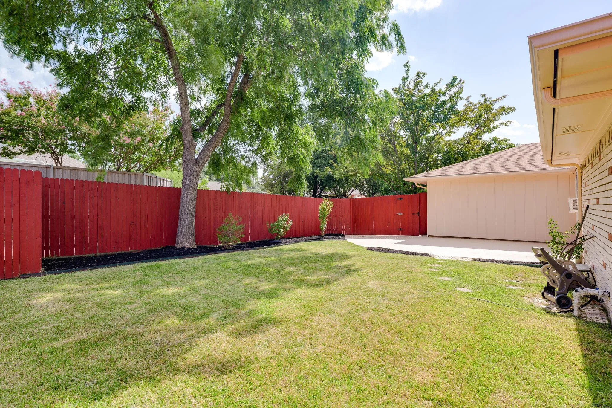 Single Family Residence For Sale in Dallas County , 1422 Lincoln Drive, Carrollton, Texas 75006, 4 Bedroom, 3 Bathroom, 2 Garage spaces, 2,333 Sqft, built in 1972, mls#21339508, Real Estate Agent in Carrollton, Homes For Sale in Dallas county, Homes For Sale in Carrollton, Realtor in Carrollton Texas, Real Estate Brokerage Independent Realty Texas, Luminita Cordes Realtor