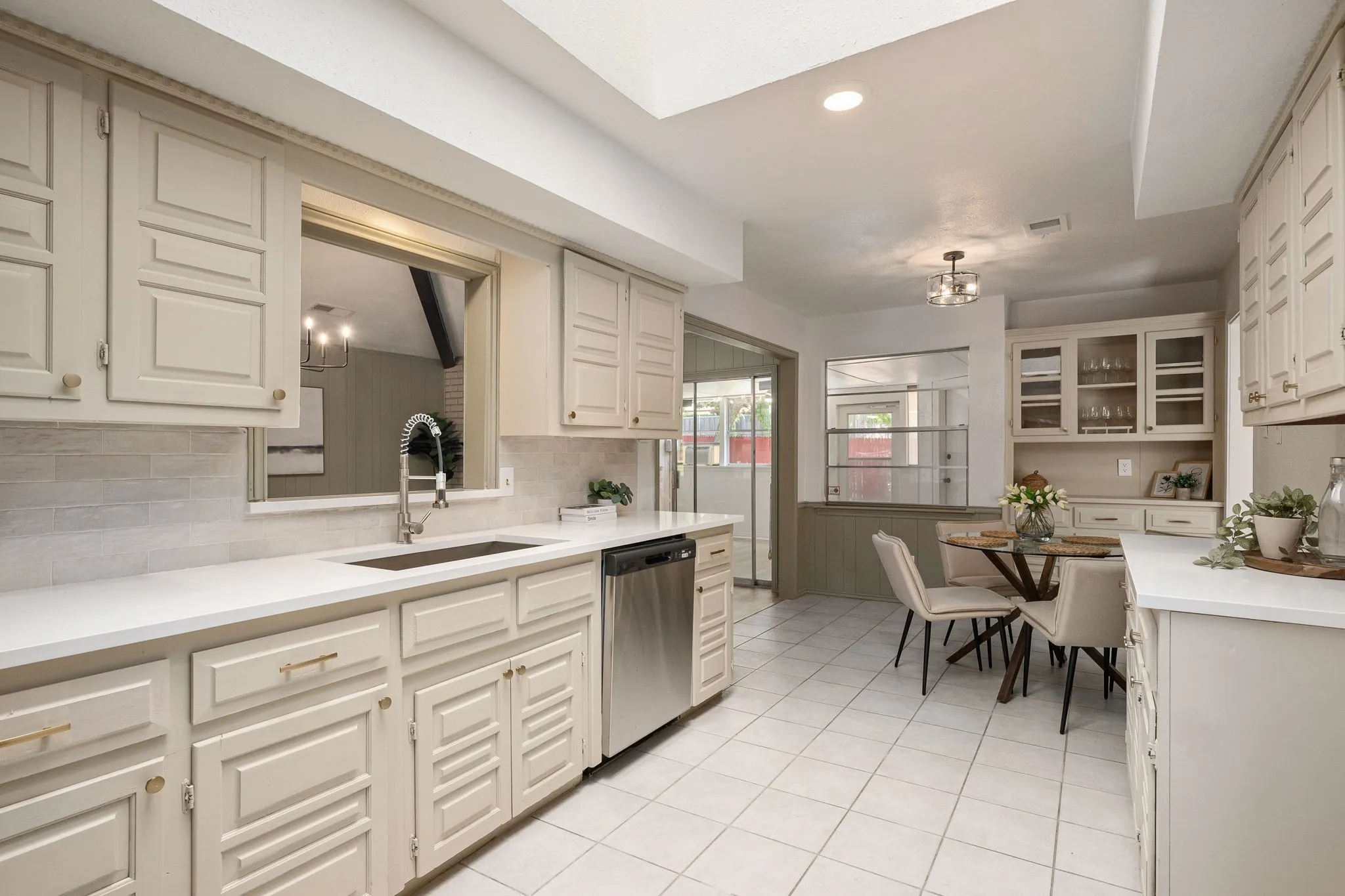 Single Family Residence For Sale in Dallas County , 1422 Lincoln Drive, Carrollton, Texas 75006, 4 Bedroom, 3 Bathroom, 2 Garage spaces, 2,333 Sqft, built in 1972, mls#21339508, Real Estate Agent in Carrollton, Homes For Sale in Dallas county, Homes For Sale in Carrollton, Realtor in Carrollton Texas, Real Estate Brokerage Independent Realty Texas, Luminita Cordes Realtor