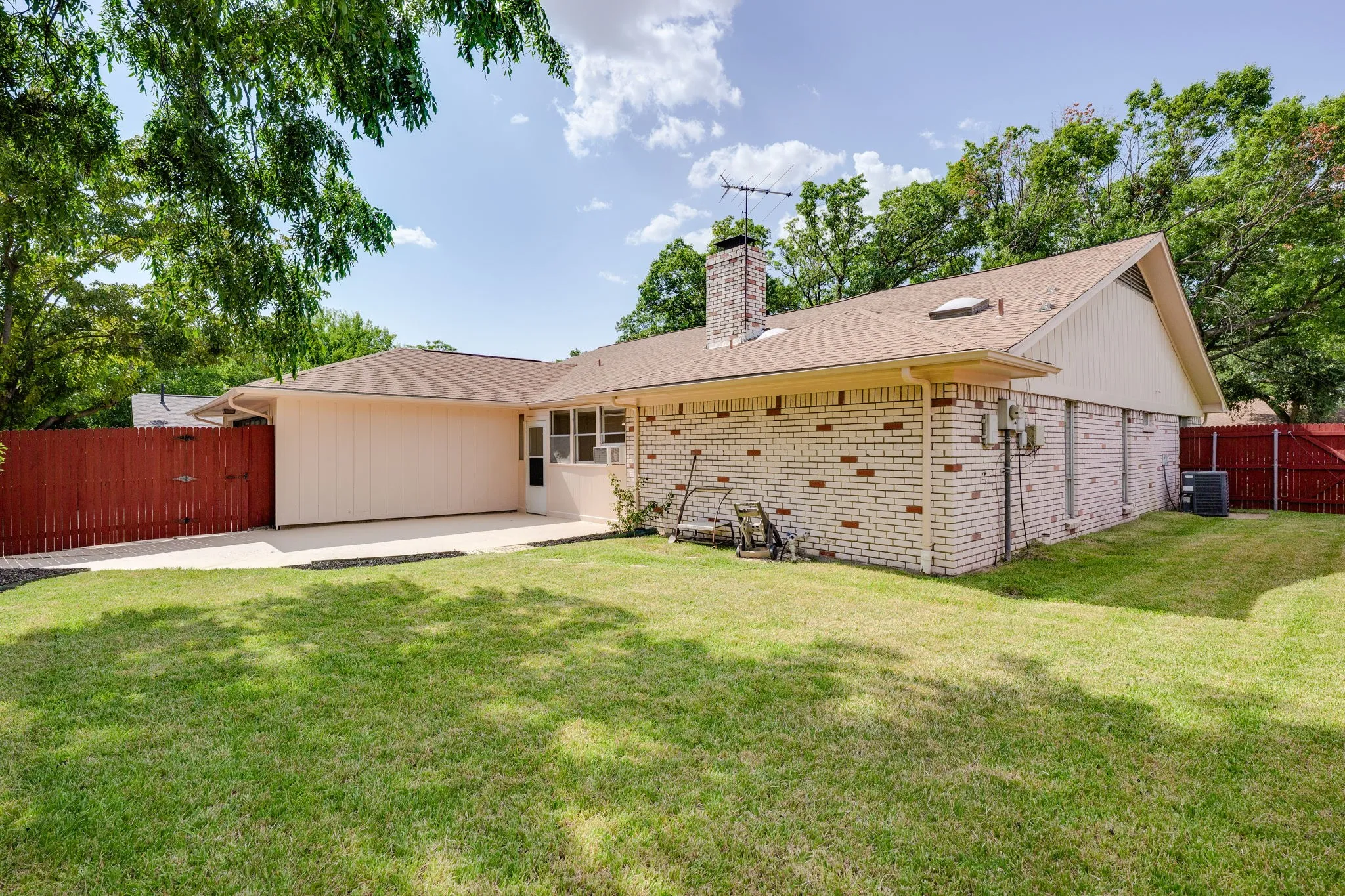 Single Family Residence For Sale in Dallas County , 1422 Lincoln Drive, Carrollton, Texas 75006, 4 Bedroom, 3 Bathroom, 2 Garage spaces, 2,333 Sqft, built in 1972, mls#21339508, Real Estate Agent in Carrollton, Homes For Sale in Dallas county, Homes For Sale in Carrollton, Realtor in Carrollton Texas, Real Estate Brokerage Independent Realty Texas, Luminita Cordes Realtor