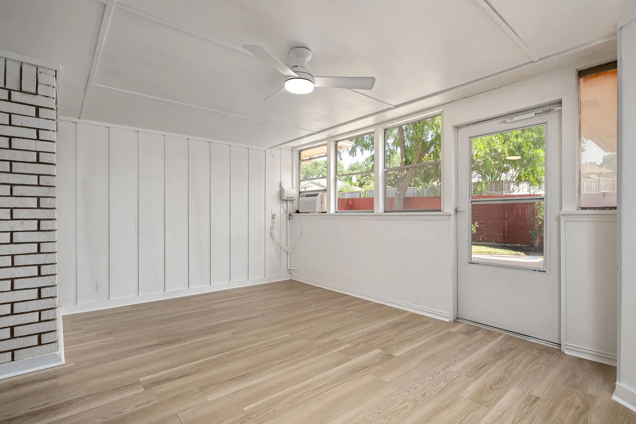 Single Family Residence For Sale in Dallas County , 1422 Lincoln Drive, Carrollton, Texas 75006, 4 Bedroom, 3 Bathroom, 2 Garage spaces, 2,333 Sqft, built in 1972, mls#21339508, Real Estate Agent in Carrollton, Homes For Sale in Dallas county, Homes For Sale in Carrollton, Realtor in Carrollton Texas, Real Estate Brokerage Independent Realty Texas, Luminita Cordes Realtor
