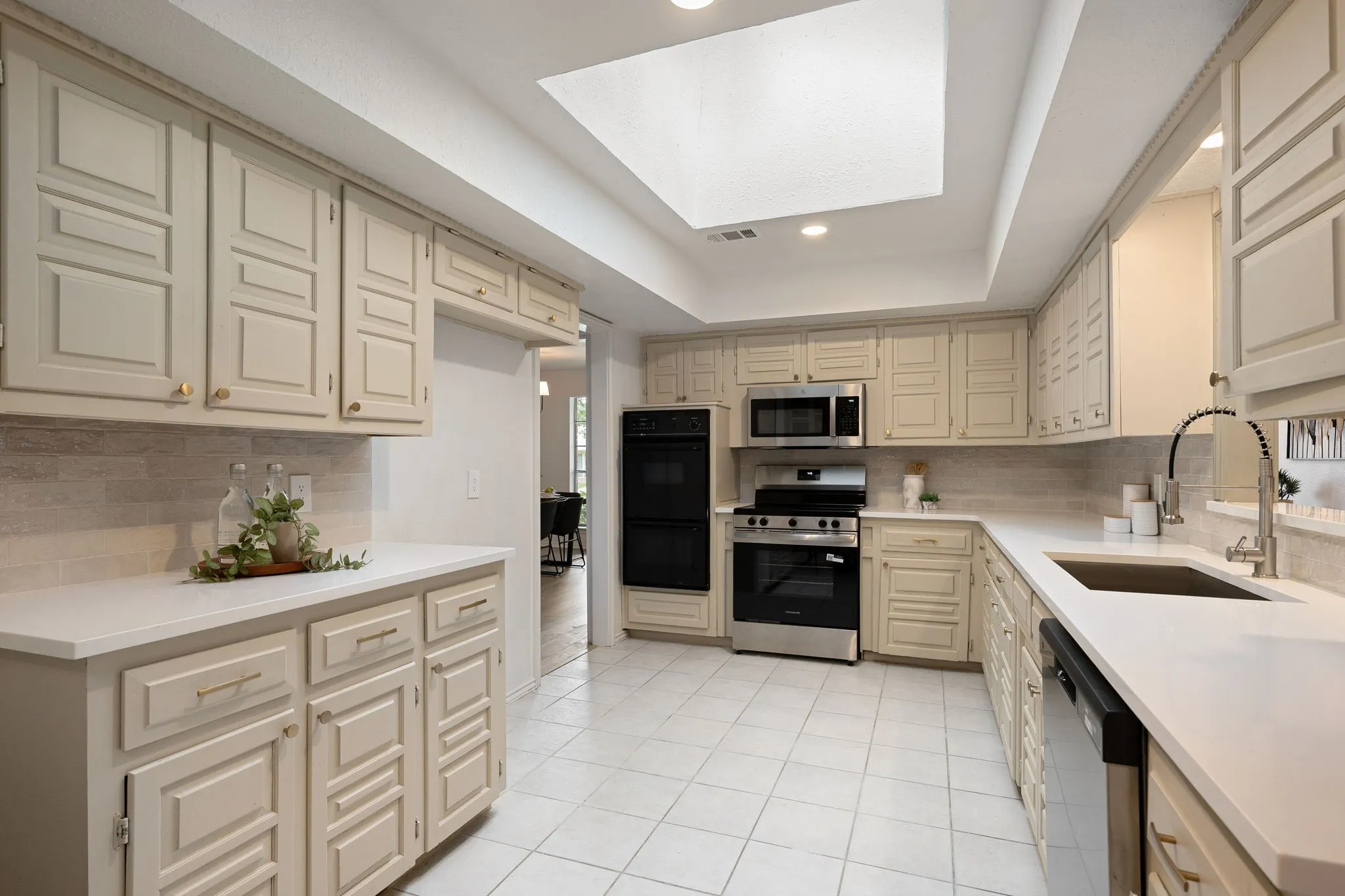 Single Family Residence For Sale in Dallas County , 1422 Lincoln Drive, Carrollton, Texas 75006, 4 Bedroom, 3 Bathroom, 2 Garage spaces, 2,333 Sqft, built in 1972, mls#21339508, Real Estate Agent in Carrollton, Homes For Sale in Dallas county, Homes For Sale in Carrollton, Realtor in Carrollton Texas, Real Estate Brokerage Independent Realty Texas, Luminita Cordes Realtor