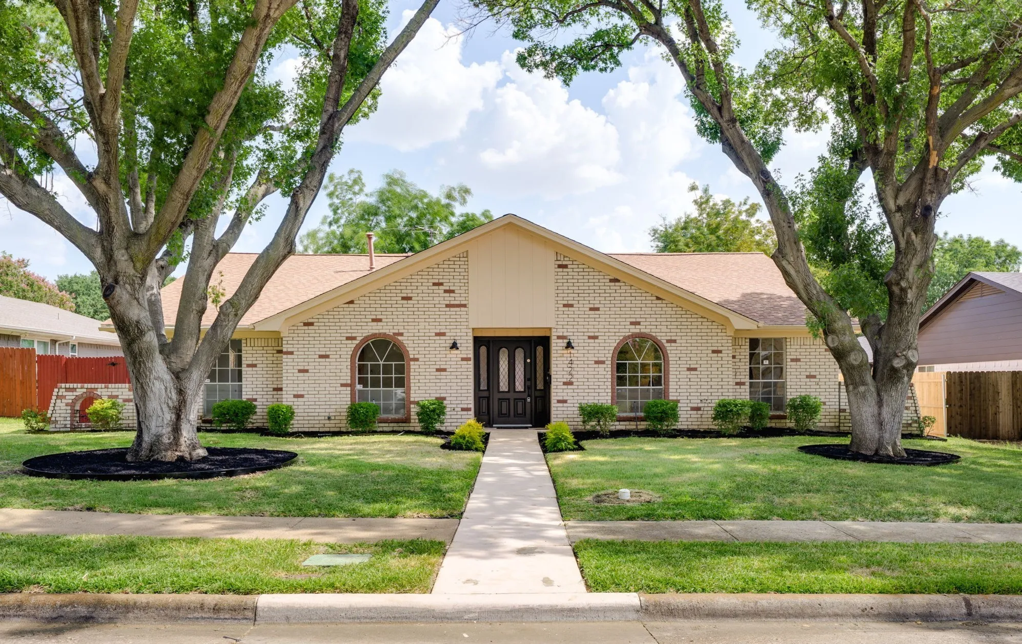 Single Family Residence For Sale in Dallas County , 1422 Lincoln Drive, Carrollton, Texas 75006, 4 Bedroom, 3 Bathroom, 2 Garage spaces, 2,333 Sqft, built in 1972, mls#21339508, Real Estate Agent in Carrollton, Homes For Sale in Dallas county, Homes For Sale in Carrollton, Realtor in Carrollton Texas, Real Estate Brokerage Independent Realty Texas, Luminita Cordes Realtor