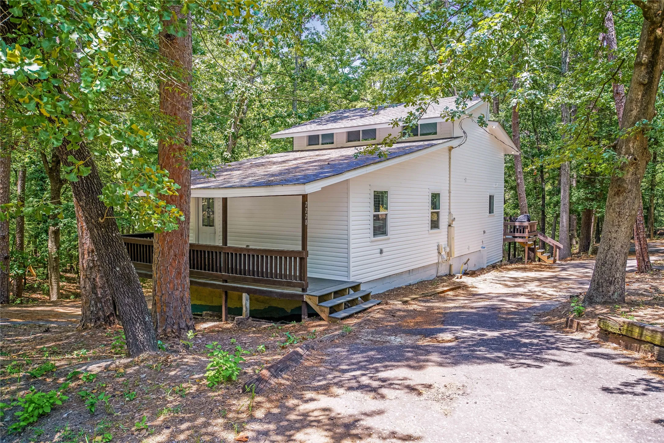 Single Family Residence For Sale in Wood County , 2228 W Holly Trail, Holly Lake Ranch, Texas 75765, 3 Bedroom, 3 Bathroom, 2 Garage spaces, 2,221 Sqft, built in 1985, mls#21339947, Real Estate Agent in Holly Lake Ranch, Homes For Sale in Wood county, Homes For Sale in Holly Lake Ranch, Realtor in Holly Lake Ranch Texas, Real Estate Brokerage Independent Realty Texas, Luminita Cordes Realtor