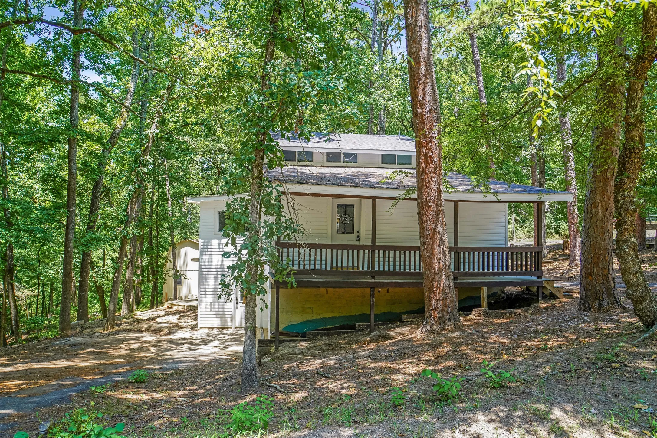 Single Family Residence For Sale in Wood County , 2228 W Holly Trail, Holly Lake Ranch, Texas 75765, 3 Bedroom, 3 Bathroom, 2 Garage spaces, 2,221 Sqft, built in 1985, mls#21339947, Real Estate Agent in Holly Lake Ranch, Homes For Sale in Wood county, Homes For Sale in Holly Lake Ranch, Realtor in Holly Lake Ranch Texas, Real Estate Brokerage Independent Realty Texas, Luminita Cordes Realtor