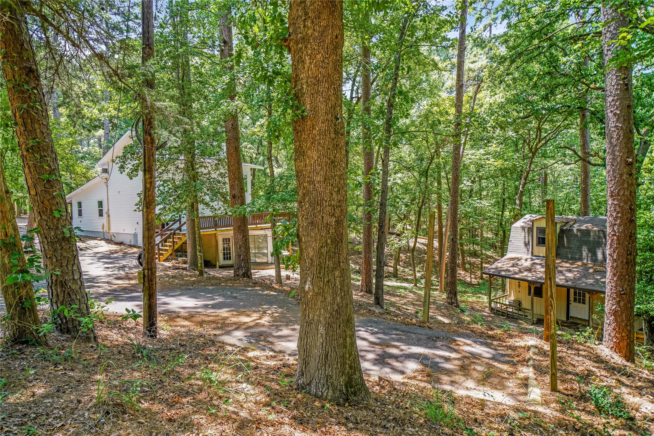 Single Family Residence For Sale in Wood County , 2228 W Holly Trail, Holly Lake Ranch, Texas 75765, 3 Bedroom, 3 Bathroom, 2 Garage spaces, 2,221 Sqft, built in 1985, mls#21339947, Real Estate Agent in Holly Lake Ranch, Homes For Sale in Wood county, Homes For Sale in Holly Lake Ranch, Realtor in Holly Lake Ranch Texas, Real Estate Brokerage Independent Realty Texas, Luminita Cordes Realtor