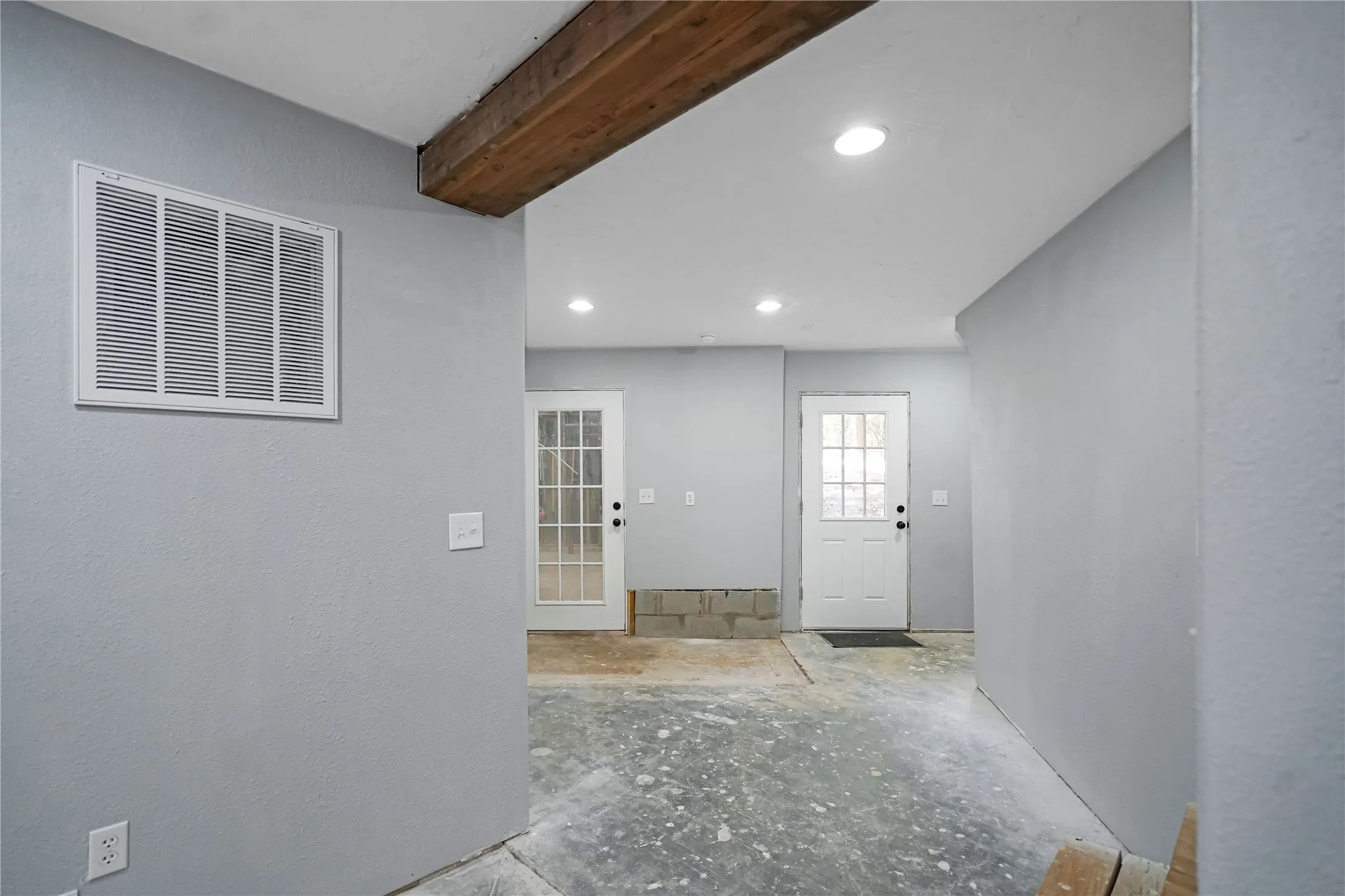 Single Family Residence For Sale in Wood County , 2228 W Holly Trail, Holly Lake Ranch, Texas 75765, 3 Bedroom, 3 Bathroom, 2 Garage spaces, 2,221 Sqft, built in 1985, mls#21339947, Real Estate Agent in Holly Lake Ranch, Homes For Sale in Wood county, Homes For Sale in Holly Lake Ranch, Realtor in Holly Lake Ranch Texas, Real Estate Brokerage Independent Realty Texas, Luminita Cordes Realtor
