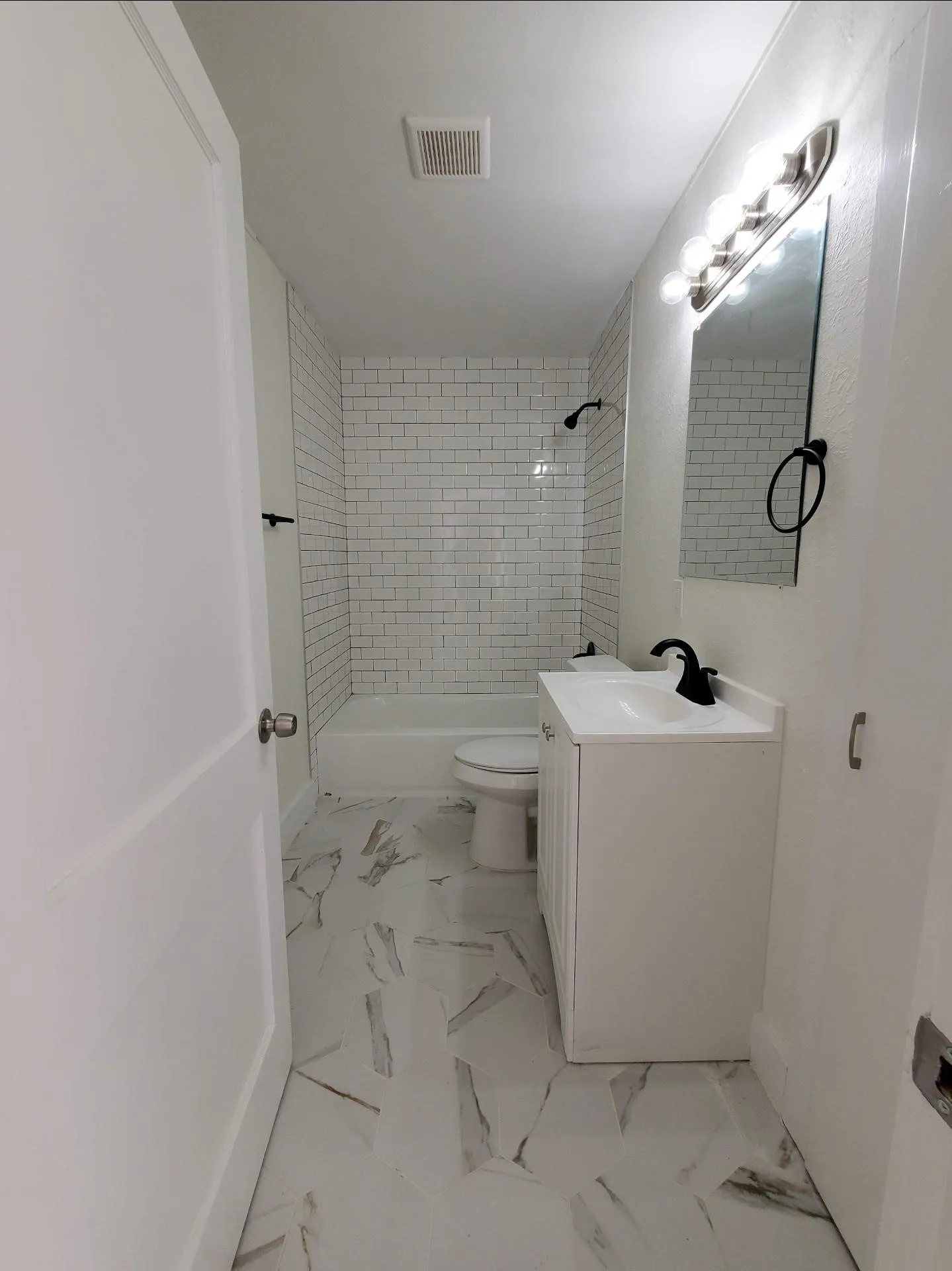 Single Family Residence For Rent in Grayson County , 2421 Loy Lake Road, Denison, Texas 75020, 3 Bedroom, 1 Bathroom, 2 Garage spaces, 1,072 Sqft, built in 1956, mls#21340276, Real Estate Agent in Denison, Homes For Rent in Grayson county, Homes For Rent in Denison, Realtor in Denison Texas, Real Estate Brokerage Independent Realty Texas, Luminita Cordes Realtor