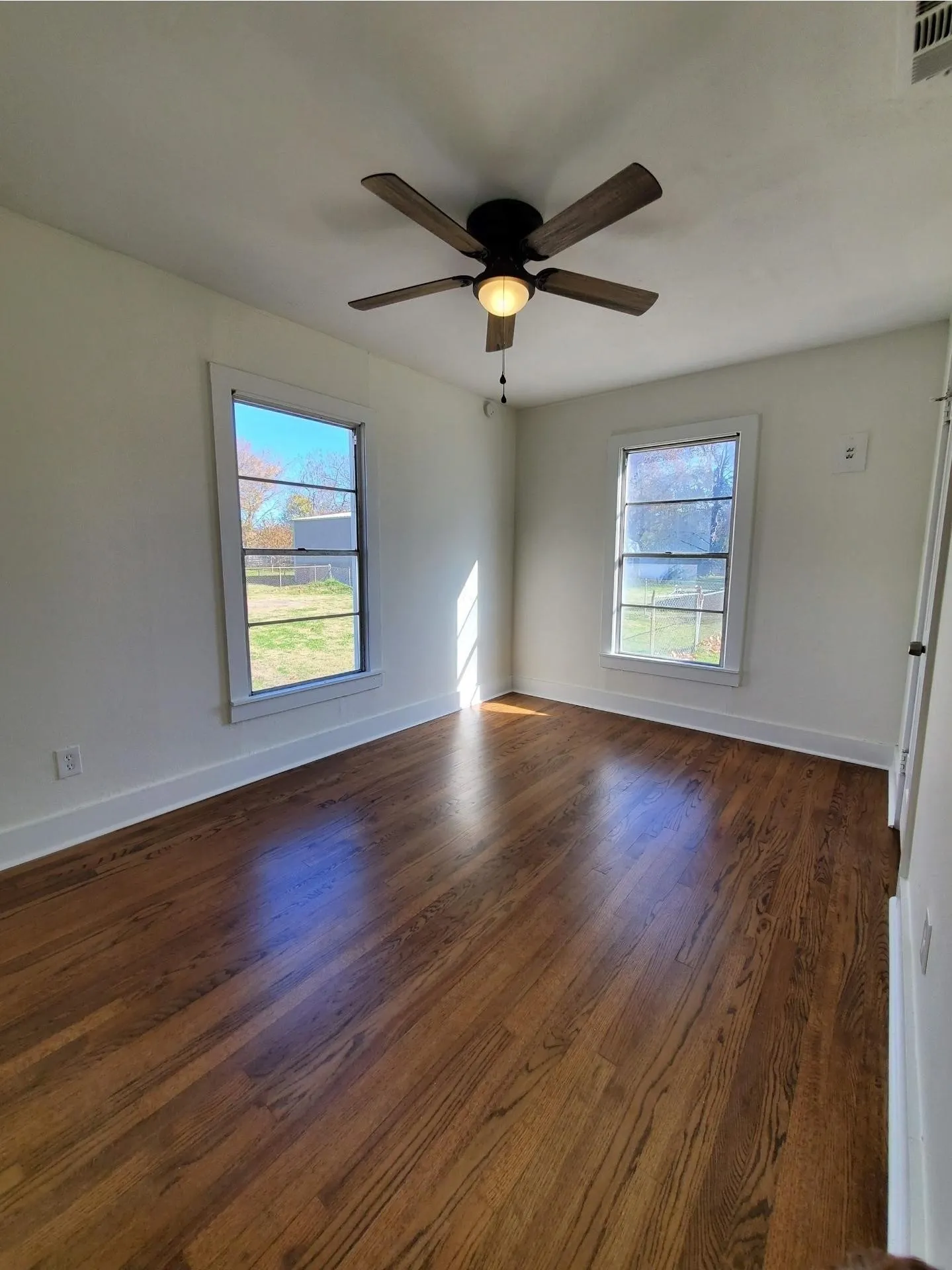 Single Family Residence For Rent in Grayson County , 2421 Loy Lake Road, Denison, Texas 75020, 3 Bedroom, 1 Bathroom, 2 Garage spaces, 1,072 Sqft, built in 1956, mls#21340276, Real Estate Agent in Denison, Homes For Rent in Grayson county, Homes For Rent in Denison, Realtor in Denison Texas, Real Estate Brokerage Independent Realty Texas, Luminita Cordes Realtor