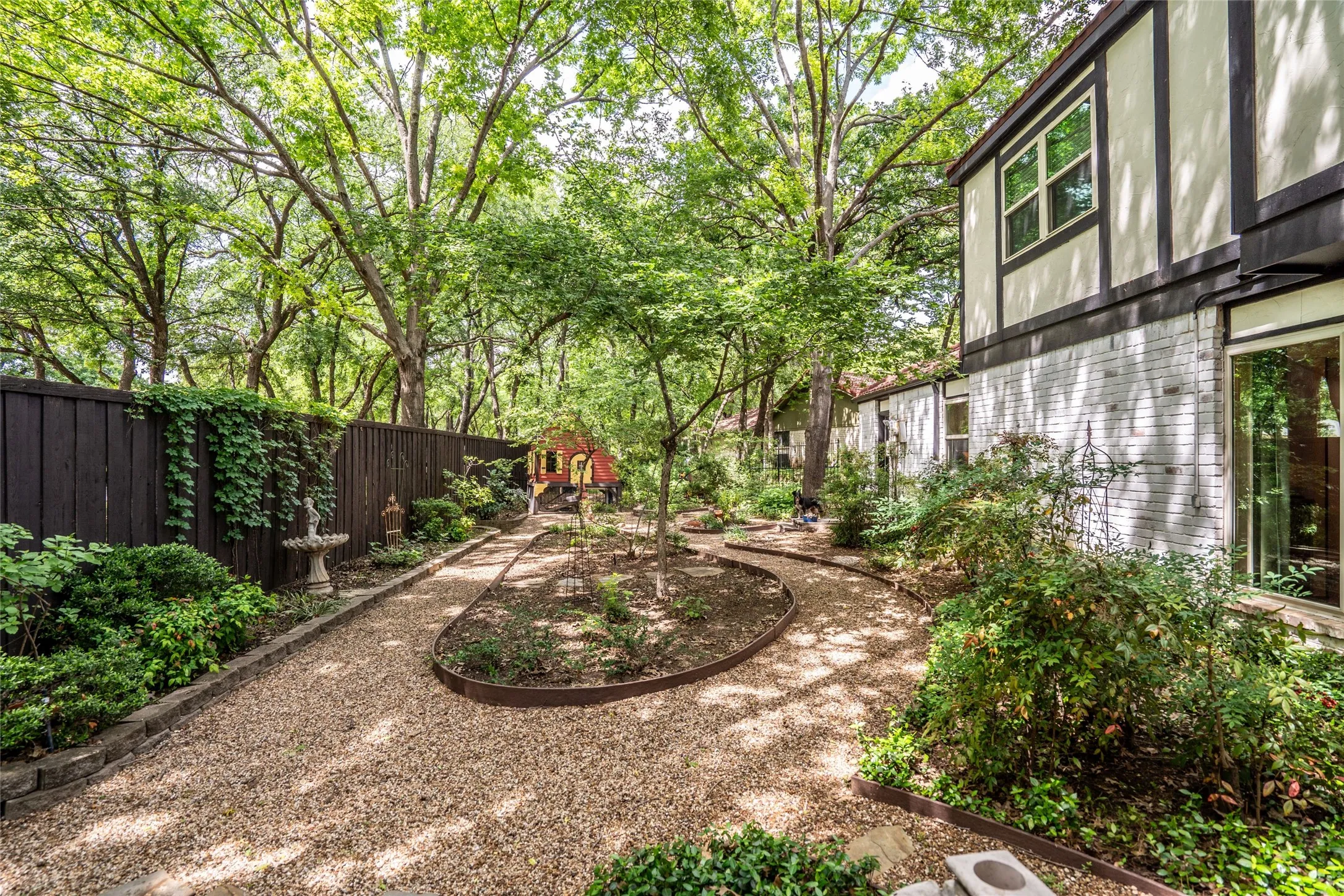 Single Family Residence For Sale in Tarrant County , 3 Echo Cove, Grapevine, Texas 76051, 4 Bedroom, 3 Bathroom, 2 Garage spaces, 2,410 Sqft, built in 1979, mls#21339001, Real Estate Agent in Grapevine, Homes For Sale in Tarrant county, Homes For Sale in Grapevine, Realtor in Grapevine Texas, Real Estate Brokerage Independent Realty Texas, Luminita Cordes Realtor