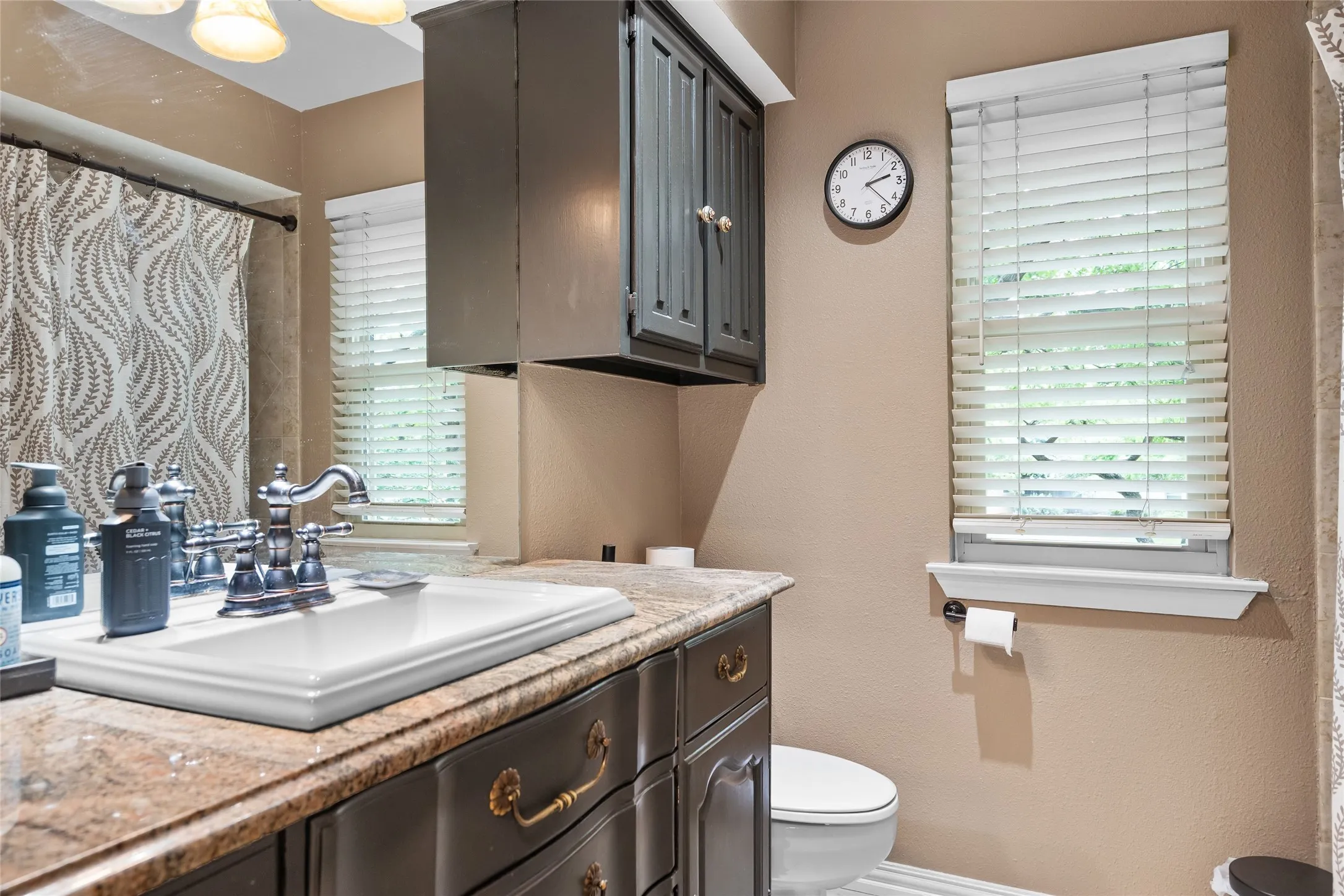Single Family Residence For Sale in Tarrant County , 3 Echo Cove, Grapevine, Texas 76051, 4 Bedroom, 3 Bathroom, 2 Garage spaces, 2,410 Sqft, built in 1979, mls#21339001, Real Estate Agent in Grapevine, Homes For Sale in Tarrant county, Homes For Sale in Grapevine, Realtor in Grapevine Texas, Real Estate Brokerage Independent Realty Texas, Luminita Cordes Realtor