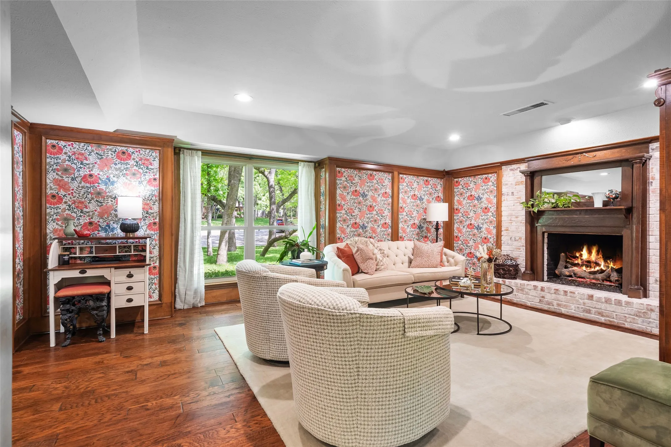 Single Family Residence For Sale in Tarrant County , 3 Echo Cove, Grapevine, Texas 76051, 4 Bedroom, 3 Bathroom, 2 Garage spaces, 2,410 Sqft, built in 1979, mls#21339001, Real Estate Agent in Grapevine, Homes For Sale in Tarrant county, Homes For Sale in Grapevine, Realtor in Grapevine Texas, Real Estate Brokerage Independent Realty Texas, Luminita Cordes Realtor