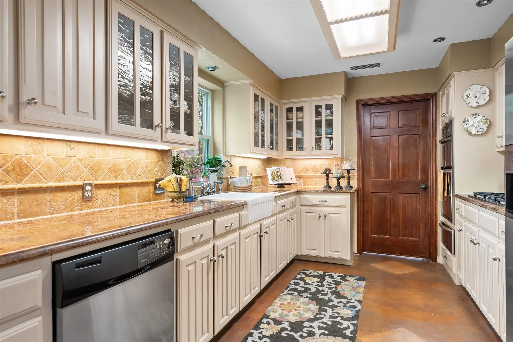 Single Family Residence For Sale in Tarrant County , 3 Echo Cove, Grapevine, Texas 76051, 4 Bedroom, 3 Bathroom, 2 Garage spaces, 2,410 Sqft, built in 1979, mls#21339001, Real Estate Agent in Grapevine, Homes For Sale in Tarrant county, Homes For Sale in Grapevine, Realtor in Grapevine Texas, Real Estate Brokerage Independent Realty Texas, Luminita Cordes Realtor