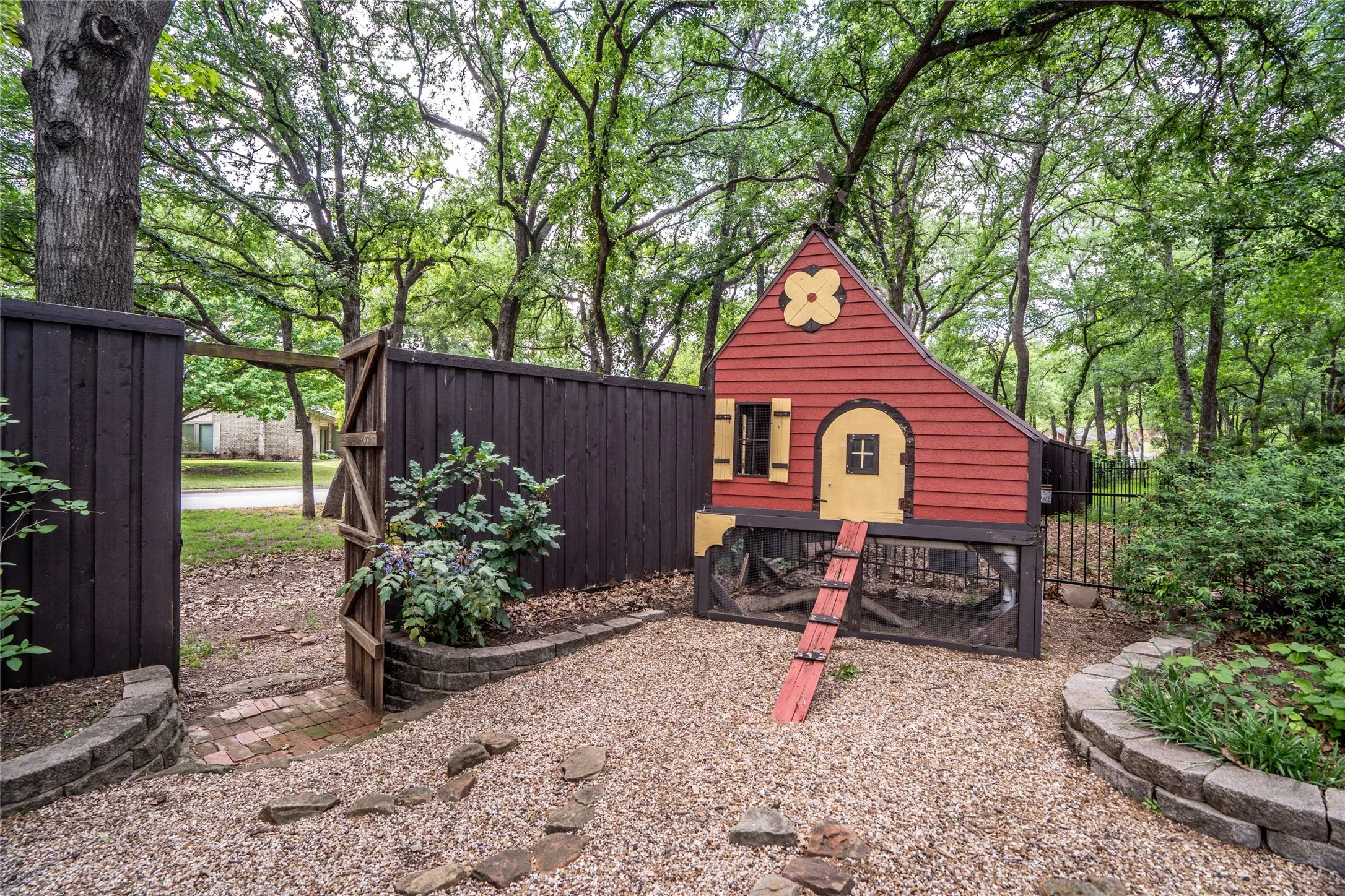 Single Family Residence For Sale in Tarrant County , 3 Echo Cove, Grapevine, Texas 76051, 4 Bedroom, 3 Bathroom, 2 Garage spaces, 2,410 Sqft, built in 1979, mls#21339001, Real Estate Agent in Grapevine, Homes For Sale in Tarrant county, Homes For Sale in Grapevine, Realtor in Grapevine Texas, Real Estate Brokerage Independent Realty Texas, Luminita Cordes Realtor