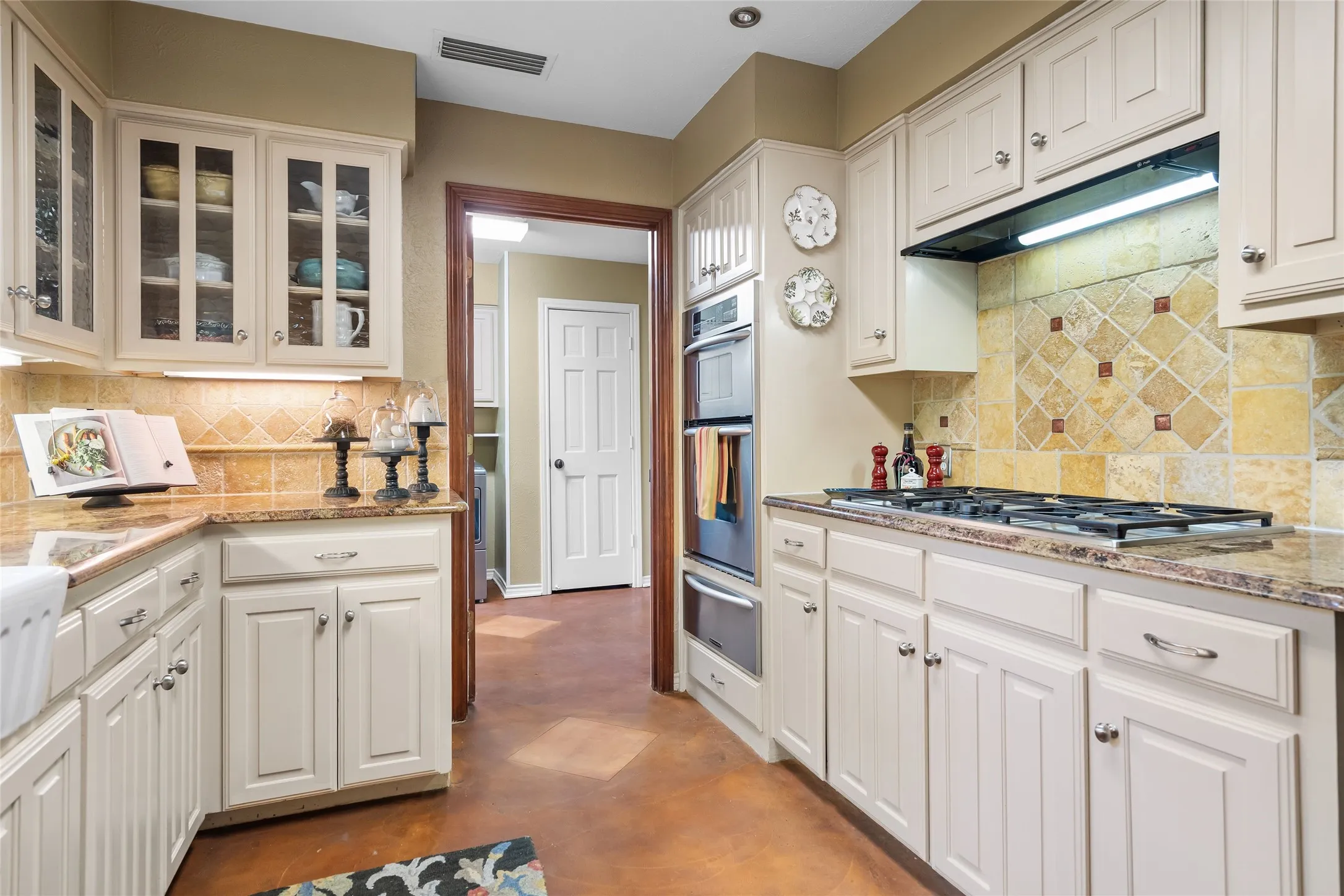 Single Family Residence For Sale in Tarrant County , 3 Echo Cove, Grapevine, Texas 76051, 4 Bedroom, 3 Bathroom, 2 Garage spaces, 2,410 Sqft, built in 1979, mls#21339001, Real Estate Agent in Grapevine, Homes For Sale in Tarrant county, Homes For Sale in Grapevine, Realtor in Grapevine Texas, Real Estate Brokerage Independent Realty Texas, Luminita Cordes Realtor