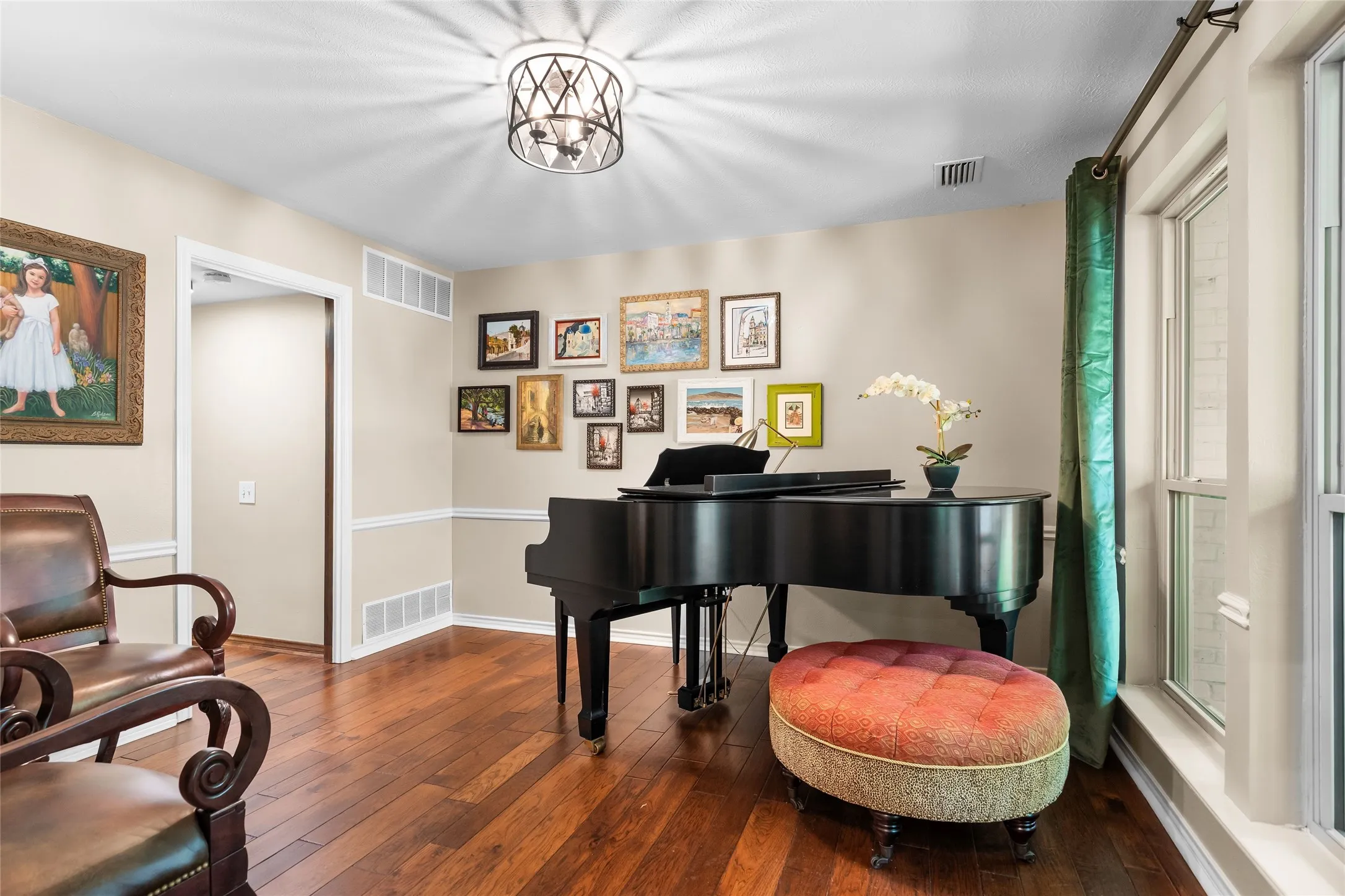 Single Family Residence For Sale in Tarrant County , 3 Echo Cove, Grapevine, Texas 76051, 4 Bedroom, 3 Bathroom, 2 Garage spaces, 2,410 Sqft, built in 1979, mls#21339001, Real Estate Agent in Grapevine, Homes For Sale in Tarrant county, Homes For Sale in Grapevine, Realtor in Grapevine Texas, Real Estate Brokerage Independent Realty Texas, Luminita Cordes Realtor