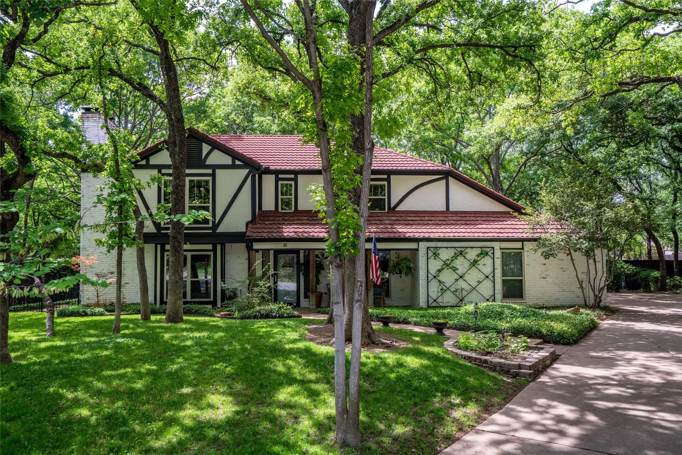 Single Family Residence For Sale in Tarrant County , 3 Echo Cove, Grapevine, Texas 76051, 4 Bedroom, 3 Bathroom, 2 Garage spaces, 2,410 Sqft, built in 1979, mls#21339001, Real Estate Agent in Grapevine, Homes For Sale in Tarrant county, Homes For Sale in Grapevine, Realtor in Grapevine Texas, Real Estate Brokerage Independent Realty Texas, Luminita Cordes Realtor