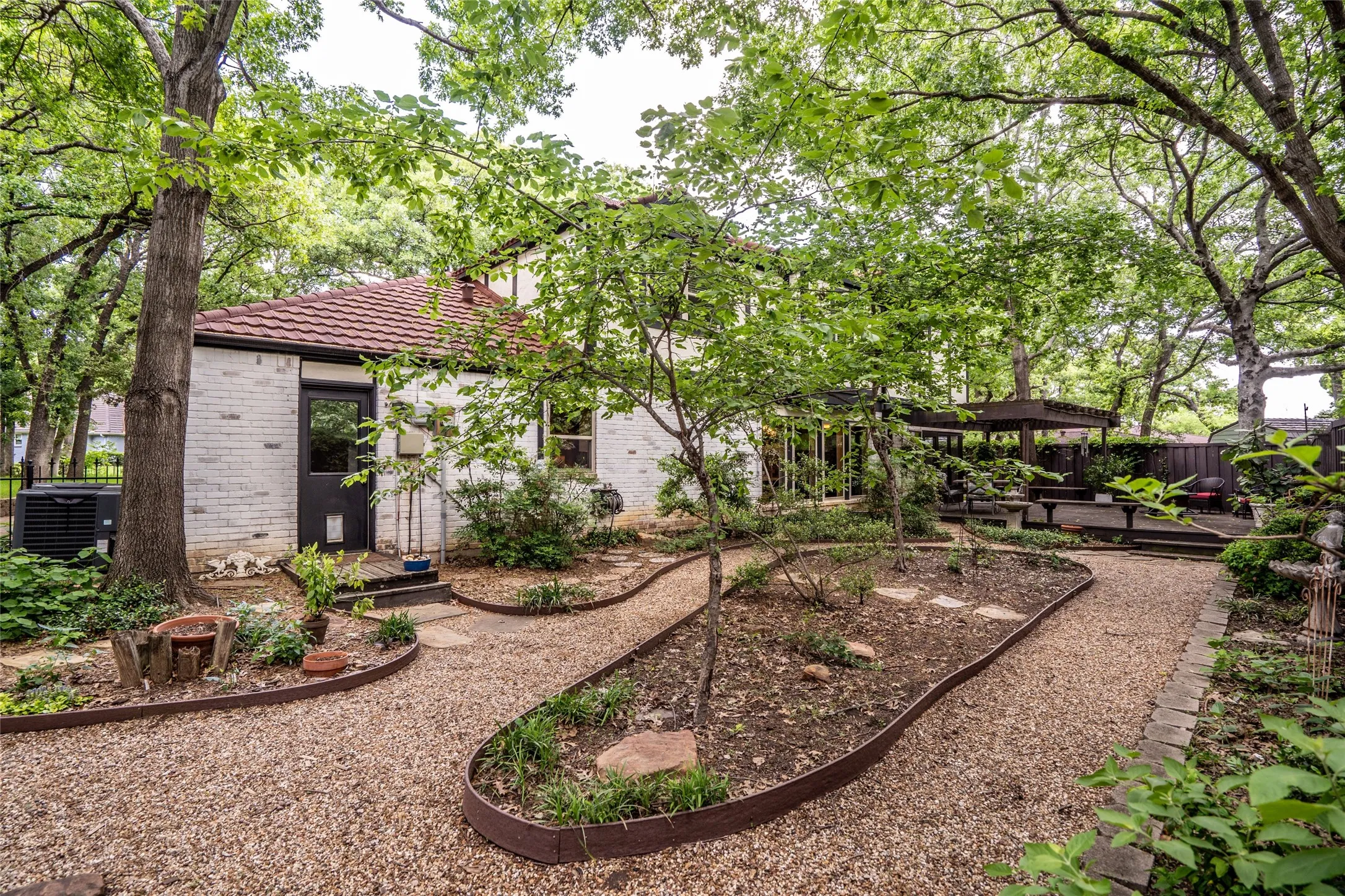 Single Family Residence For Sale in Tarrant County , 3 Echo Cove, Grapevine, Texas 76051, 4 Bedroom, 3 Bathroom, 2 Garage spaces, 2,410 Sqft, built in 1979, mls#21339001, Real Estate Agent in Grapevine, Homes For Sale in Tarrant county, Homes For Sale in Grapevine, Realtor in Grapevine Texas, Real Estate Brokerage Independent Realty Texas, Luminita Cordes Realtor