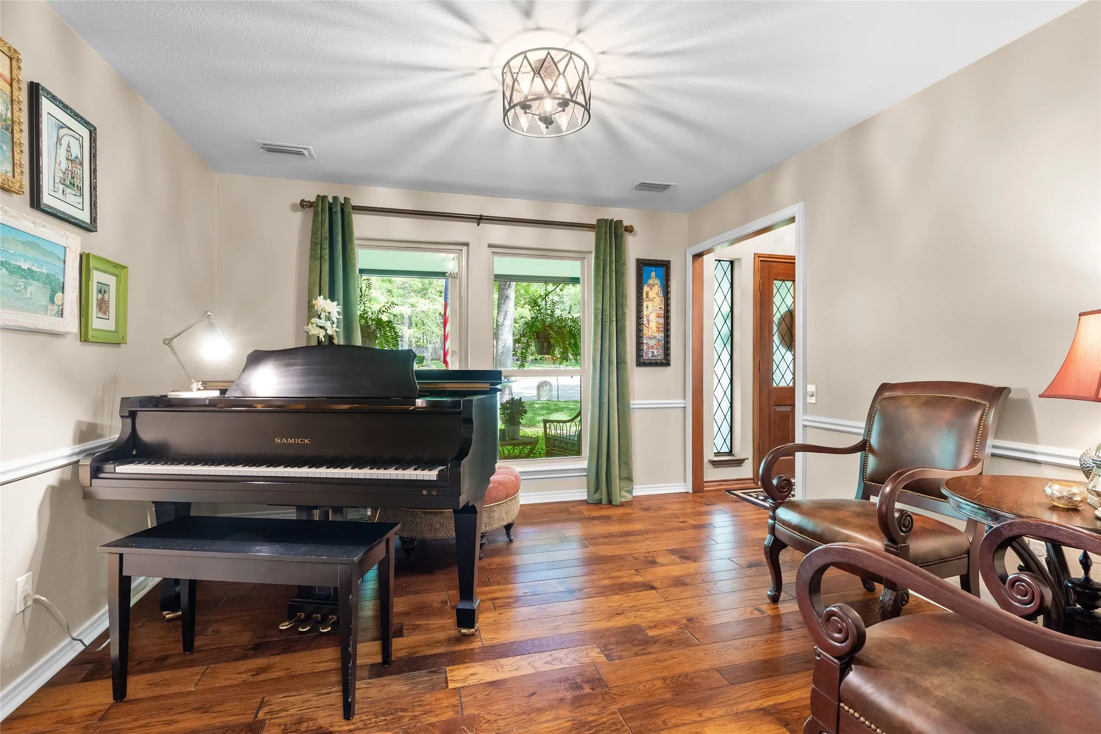 Single Family Residence For Sale in Tarrant County , 3 Echo Cove, Grapevine, Texas 76051, 4 Bedroom, 3 Bathroom, 2 Garage spaces, 2,410 Sqft, built in 1979, mls#21339001, Real Estate Agent in Grapevine, Homes For Sale in Tarrant county, Homes For Sale in Grapevine, Realtor in Grapevine Texas, Real Estate Brokerage Independent Realty Texas, Luminita Cordes Realtor