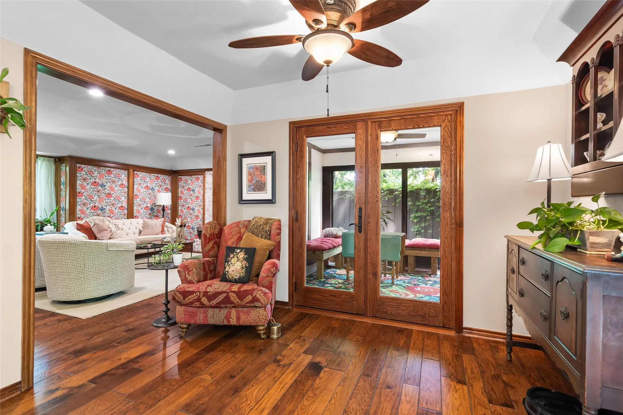 Single Family Residence For Sale in Tarrant County , 3 Echo Cove, Grapevine, Texas 76051, 4 Bedroom, 3 Bathroom, 2 Garage spaces, 2,410 Sqft, built in 1979, mls#21339001, Real Estate Agent in Grapevine, Homes For Sale in Tarrant county, Homes For Sale in Grapevine, Realtor in Grapevine Texas, Real Estate Brokerage Independent Realty Texas, Luminita Cordes Realtor
