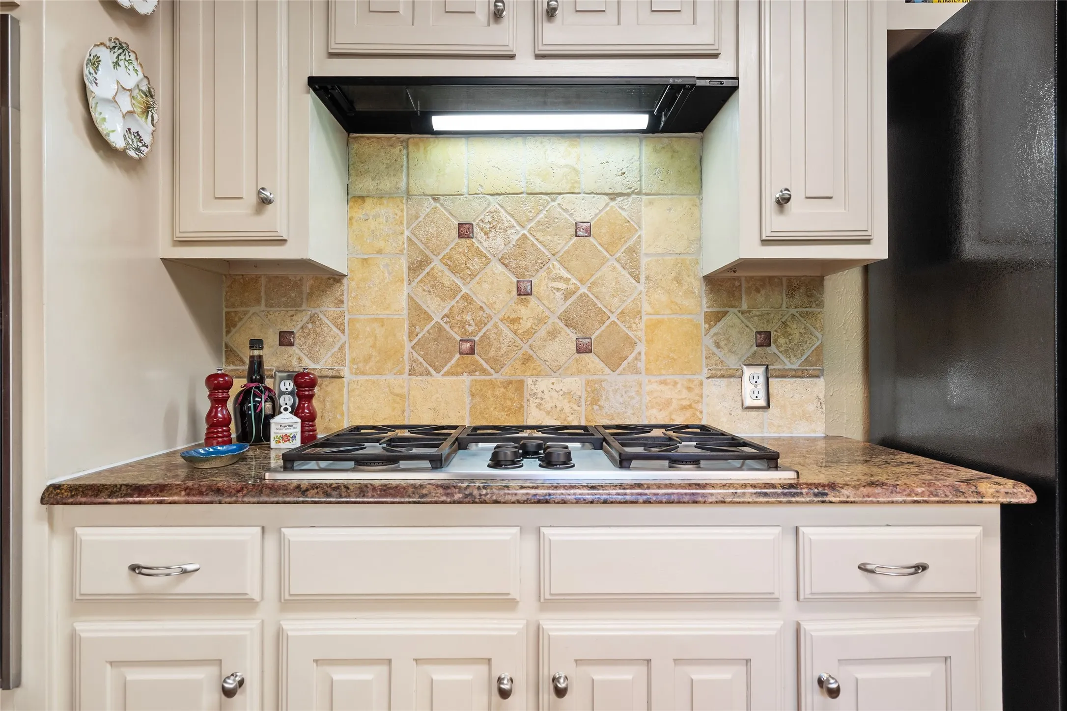 Single Family Residence For Sale in Tarrant County , 3 Echo Cove, Grapevine, Texas 76051, 4 Bedroom, 3 Bathroom, 2 Garage spaces, 2,410 Sqft, built in 1979, mls#21339001, Real Estate Agent in Grapevine, Homes For Sale in Tarrant county, Homes For Sale in Grapevine, Realtor in Grapevine Texas, Real Estate Brokerage Independent Realty Texas, Luminita Cordes Realtor
